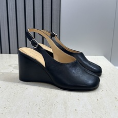 Maison Margiela 马吉拉 2026春夏新款坡跟女鞋 MM6字母logo高跟拼色分趾后空凉鞋 Maison Margiela 马吉拉 2026春夏新款坡跟女鞋 MM6字母logo高跟拼色分趾后空凉鞋
