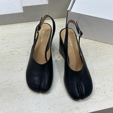 Maison Margiela 马吉拉 2026春夏新款坡跟女鞋 MM6字母logo高跟拼色分趾后空凉鞋 Maison Margiela 马吉拉 2026春夏新款坡跟女鞋 MM6字母logo高跟拼色分趾后空凉鞋