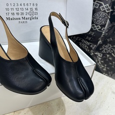 Maison Margiela 马吉拉 2026春夏新款坡跟女鞋 MM6字母logo高跟拼色分趾后空凉鞋 Maison Margiela 马吉拉 2026春夏新款坡跟女鞋 MM6字母logo高跟拼色分趾后空凉鞋