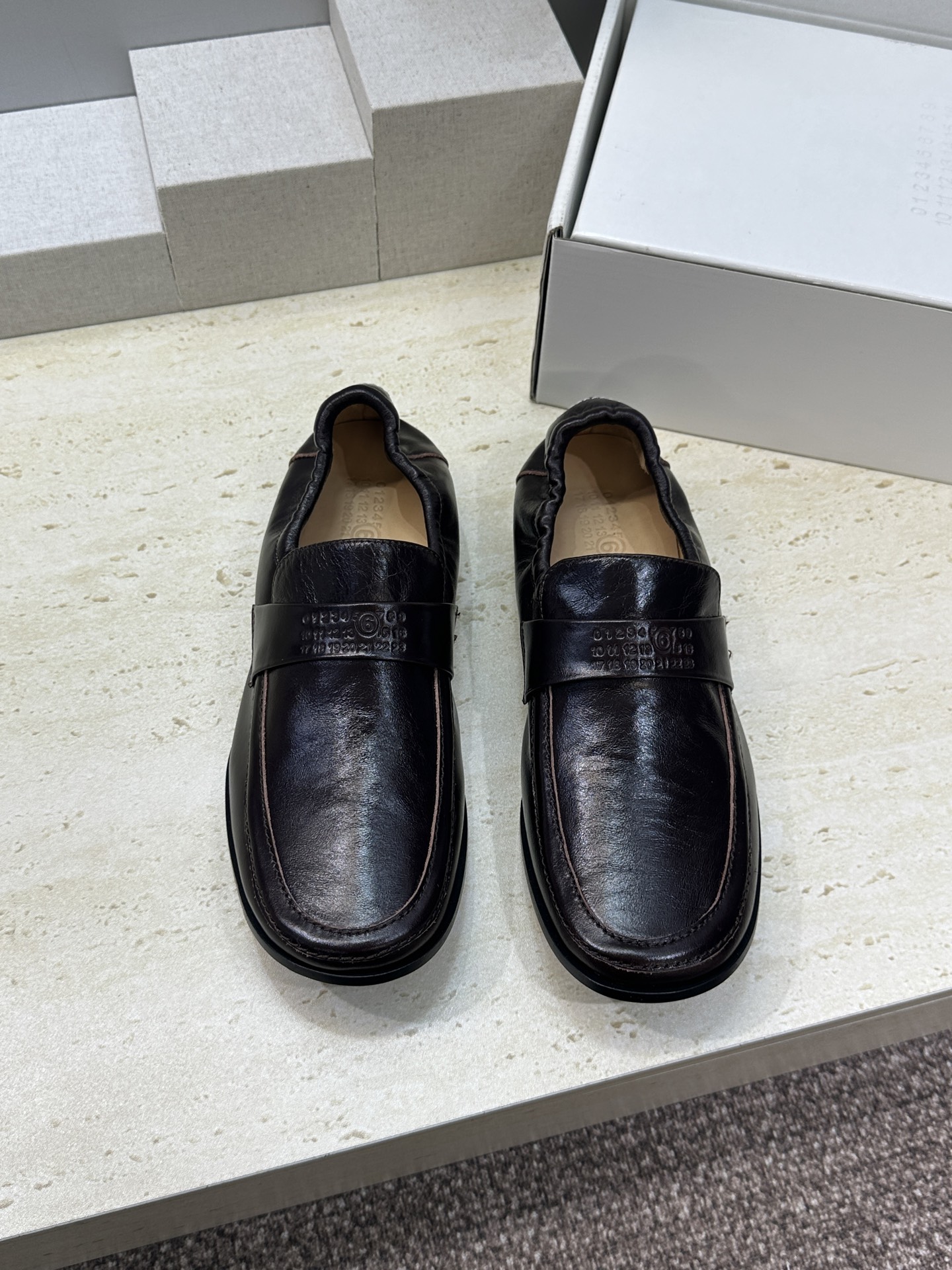 Maison Margiela 马吉拉 2026春夏新款玛丽珍弹力芭蕾舞娃娃女单鞋 MM6字母logo皮