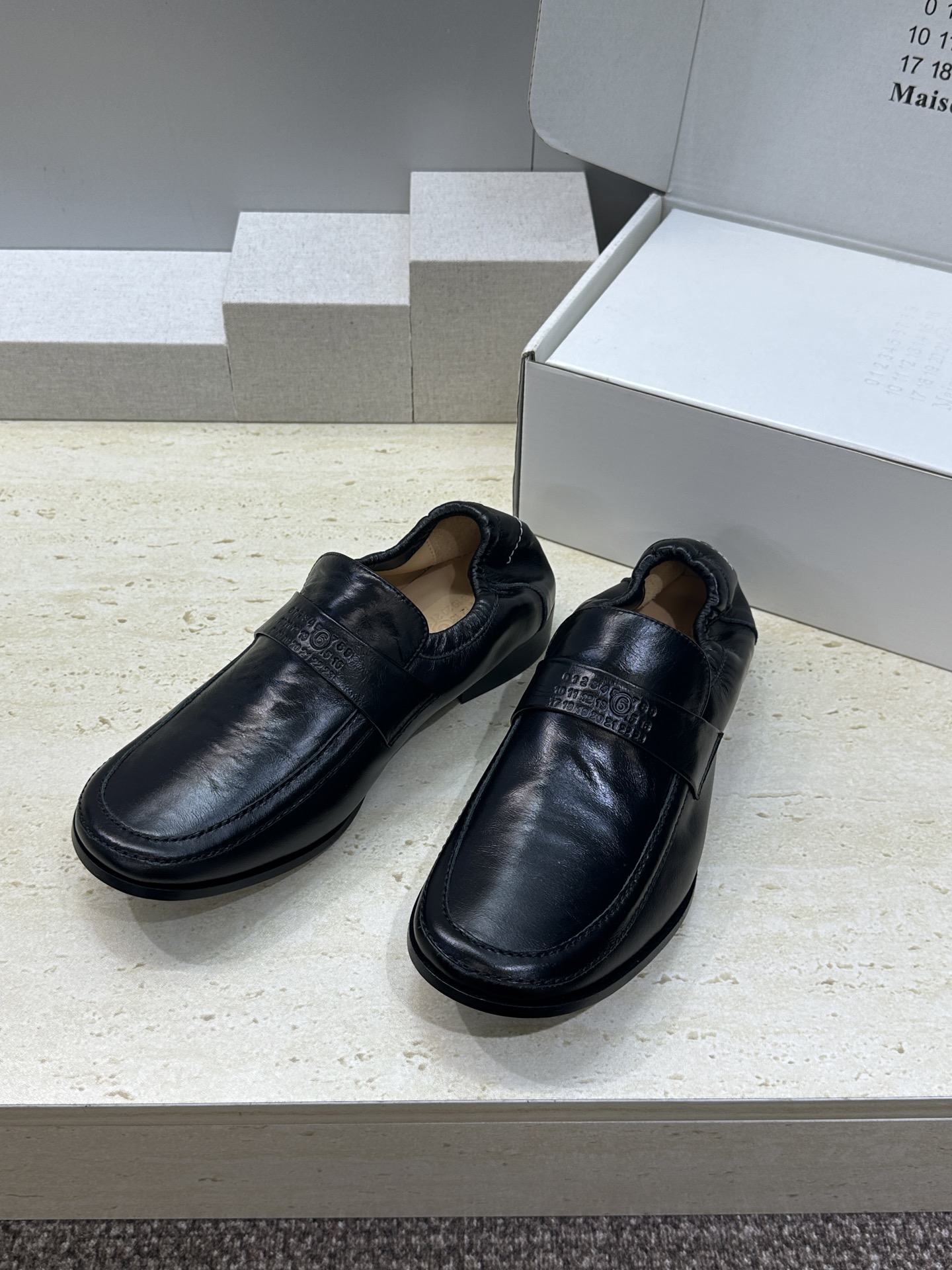 Maison Margiela 马吉拉 2026春夏新款玛丽珍弹力芭蕾舞娃娃女单鞋 MM6字母logo皮