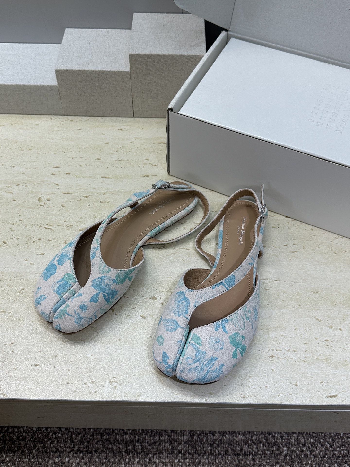 Maison Margiela 马吉拉 2026春夏新款中国风青花图案女鞋 MM6字母logo平底拼色分