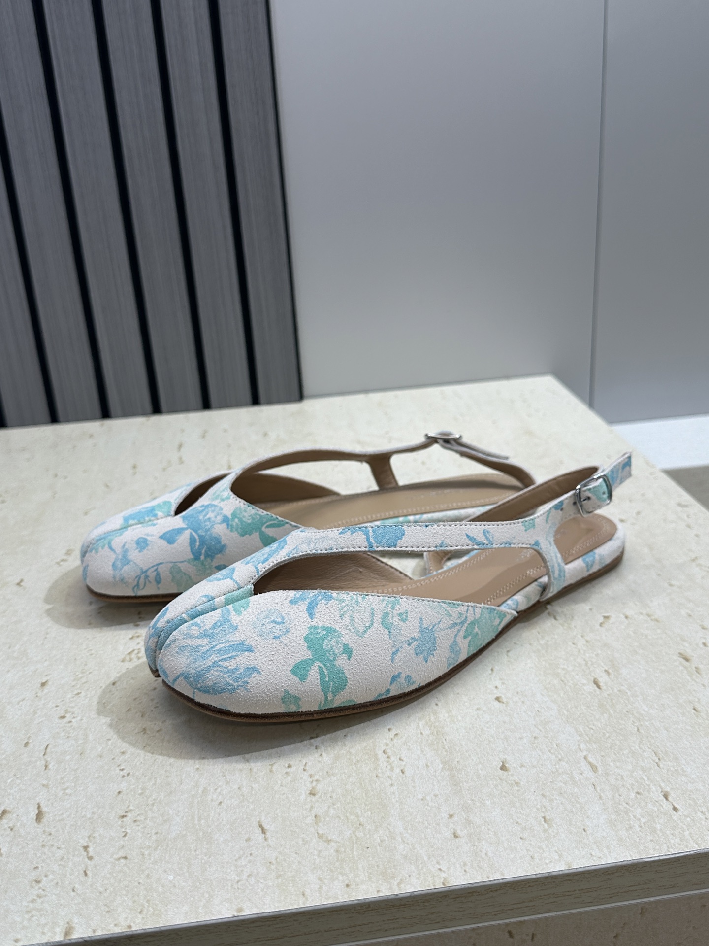 Maison Margiela 马吉拉 2026春夏新款中国风青花图案女鞋 MM6字母logo平底拼色分