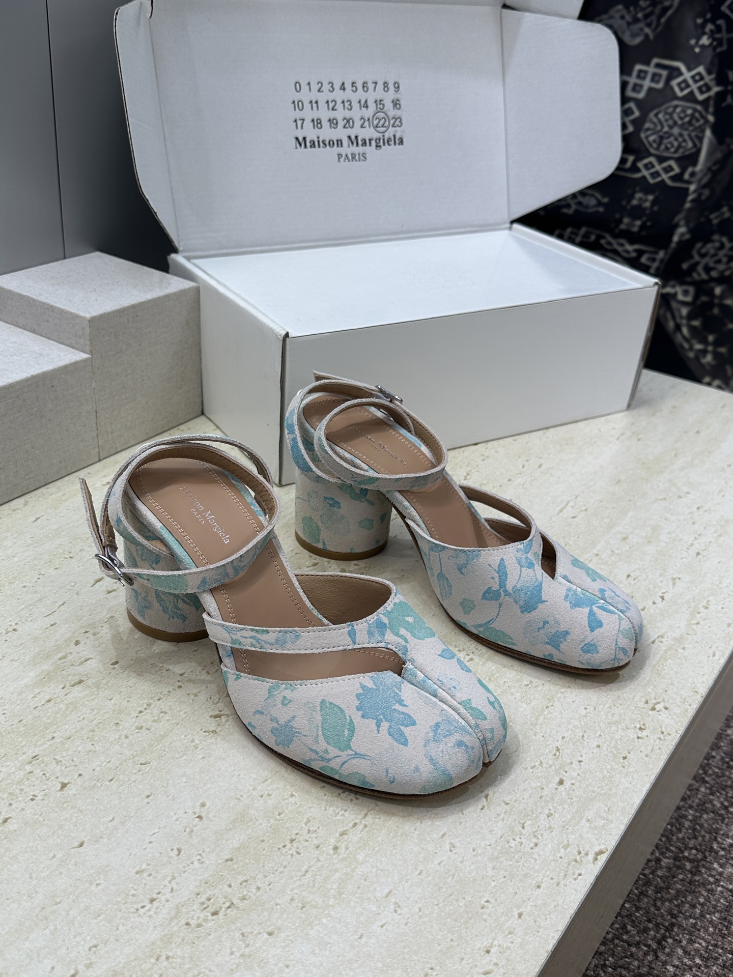 Maison Margiela 马吉拉 2026春夏新款中国风青花图案粗跟女鞋 MM6字母logo高跟拼