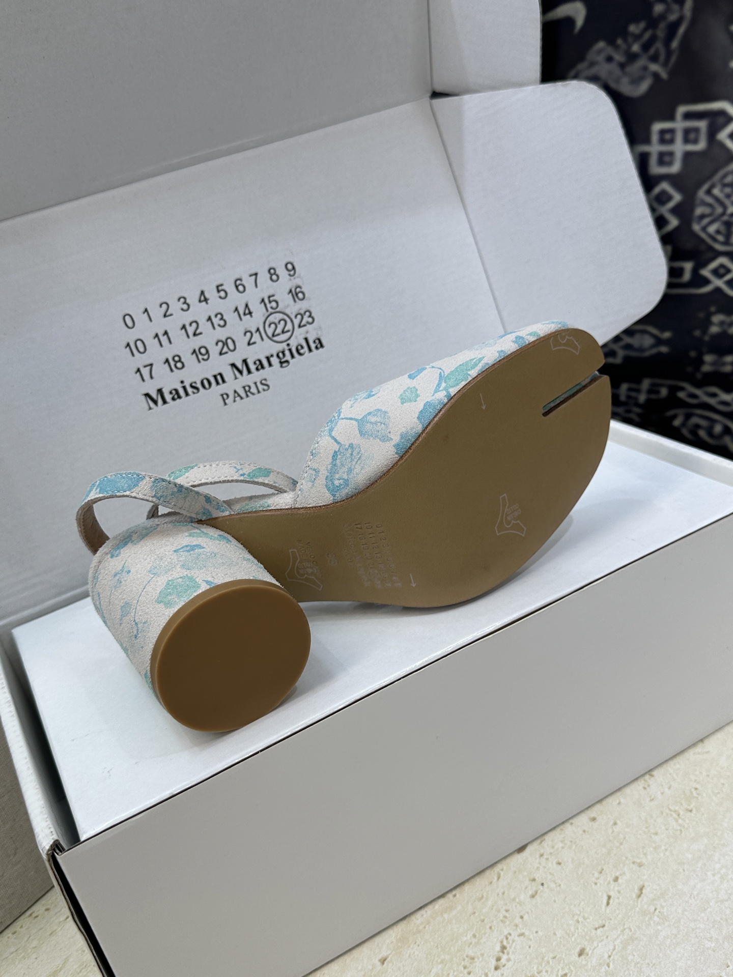 Maison Margiela 马吉拉 2026春夏新款中国风青花图案粗跟女鞋 MM6字母logo高跟拼