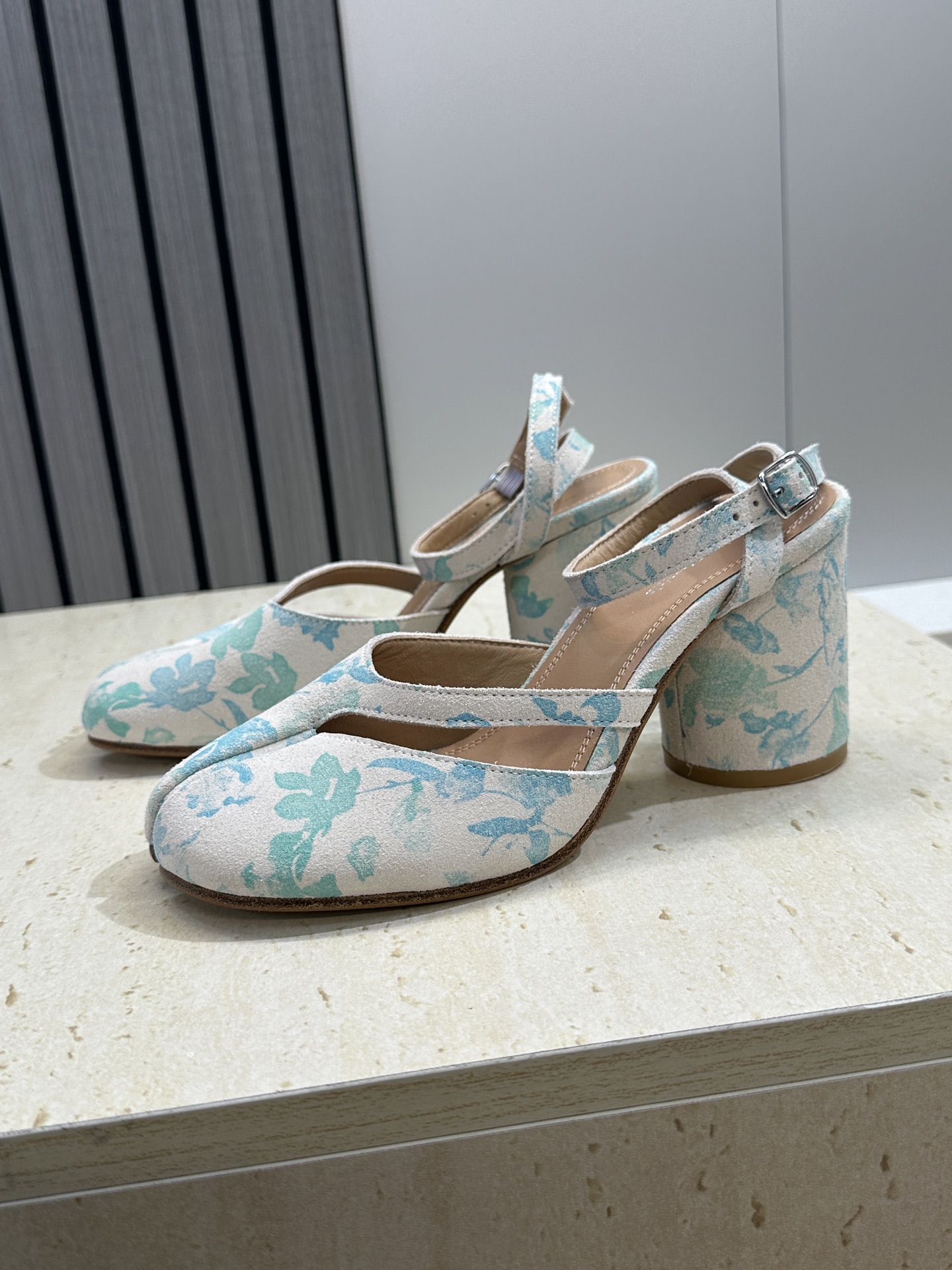 Maison Margiela 马吉拉 2026春夏新款中国风青花图案粗跟女鞋 MM6字母logo高跟拼