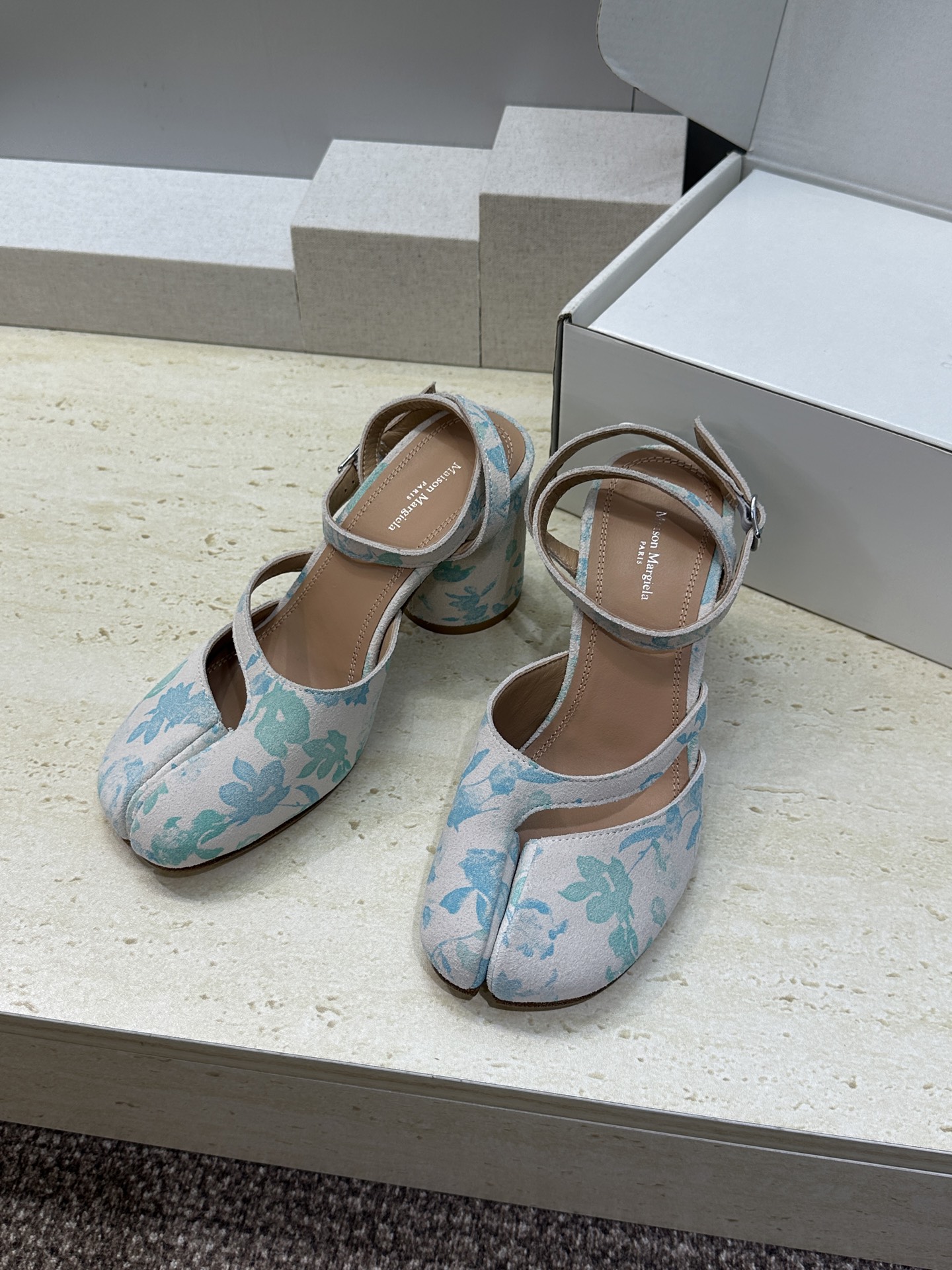 Maison Margiela 马吉拉 2026春夏新款中国风青花图案粗跟女鞋 MM6字母logo高跟拼