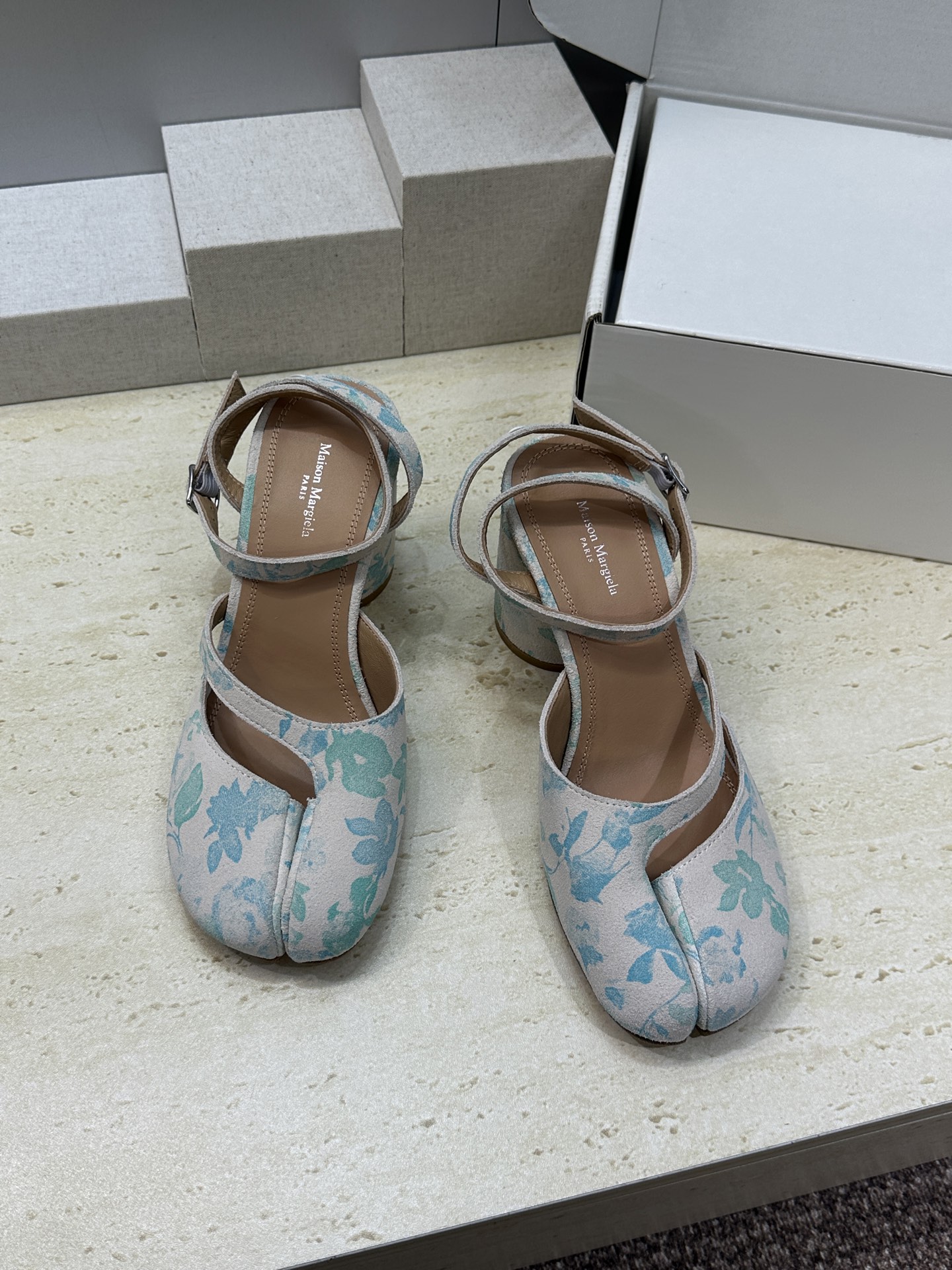 Maison Margiela 马吉拉 2026春夏新款中国风青花图案粗跟女鞋 MM6字母logo高跟拼
