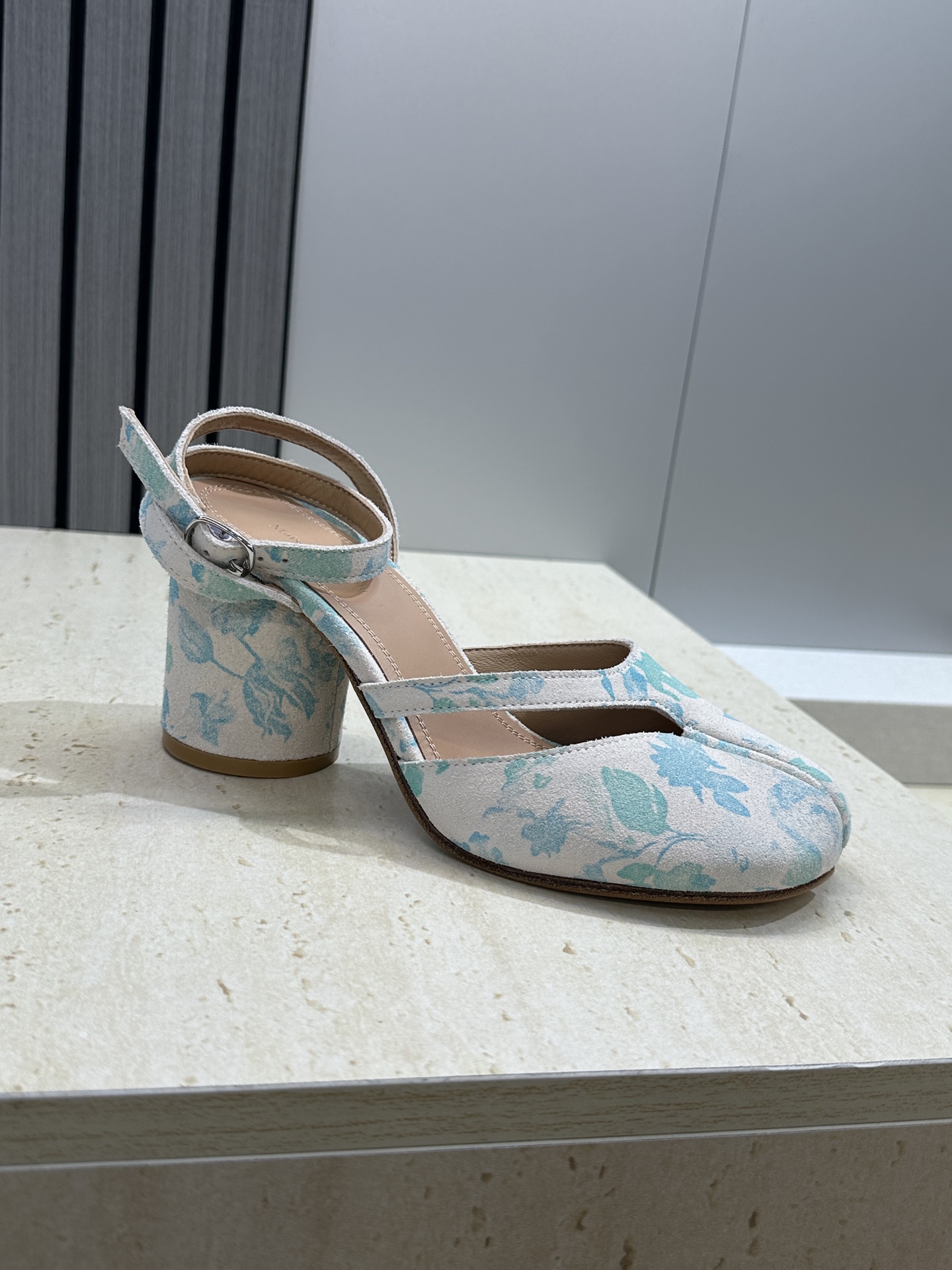 Maison Margiela 马吉拉 2026春夏新款中国风青花图案粗跟女鞋 MM6字母logo高跟拼