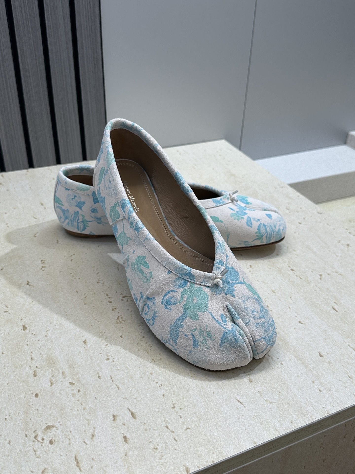 Maison Margiela 马吉拉 2026春夏新款中国风青花图案平底玛丽珍娃娃女鞋 MM6字母lo