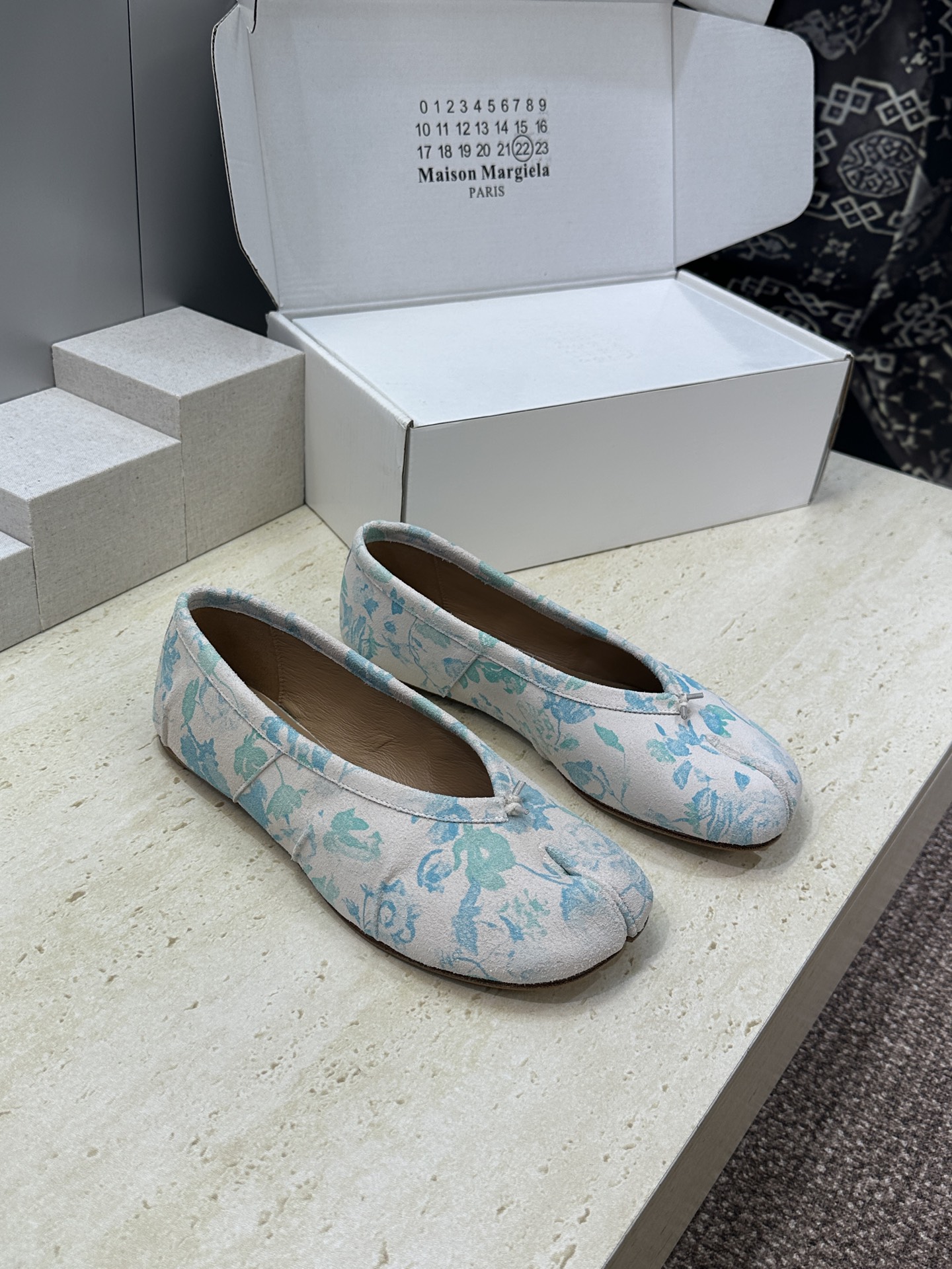 NO:869861,Maison Margiela 2026 spring and summer new Chinese style blue and white pattern women's shoes MM6 letter logo flat bottom color split toe sandals Material upper imported cow leather + water-dyed cowhide lining + Italian genuine leather outsole Size: 35-41 (40.41 customization is not returnable), split toe shoes, masion margiela, masion margiela, sandals, cowhide, Leather soles19860909Maison Margiela 马吉拉 2026春夏新款中国风青花图案女鞋 MM6字母logo平底拼色分趾后空凉鞋 材质鞋面进口牛猄皮+水染牛皮内里+意大利真皮大底 Size: 35-41（40.41定制不退换）,分趾鞋,masion margiela,masion margiela,sandals,cowhide,Leather soles,Women's Shoes