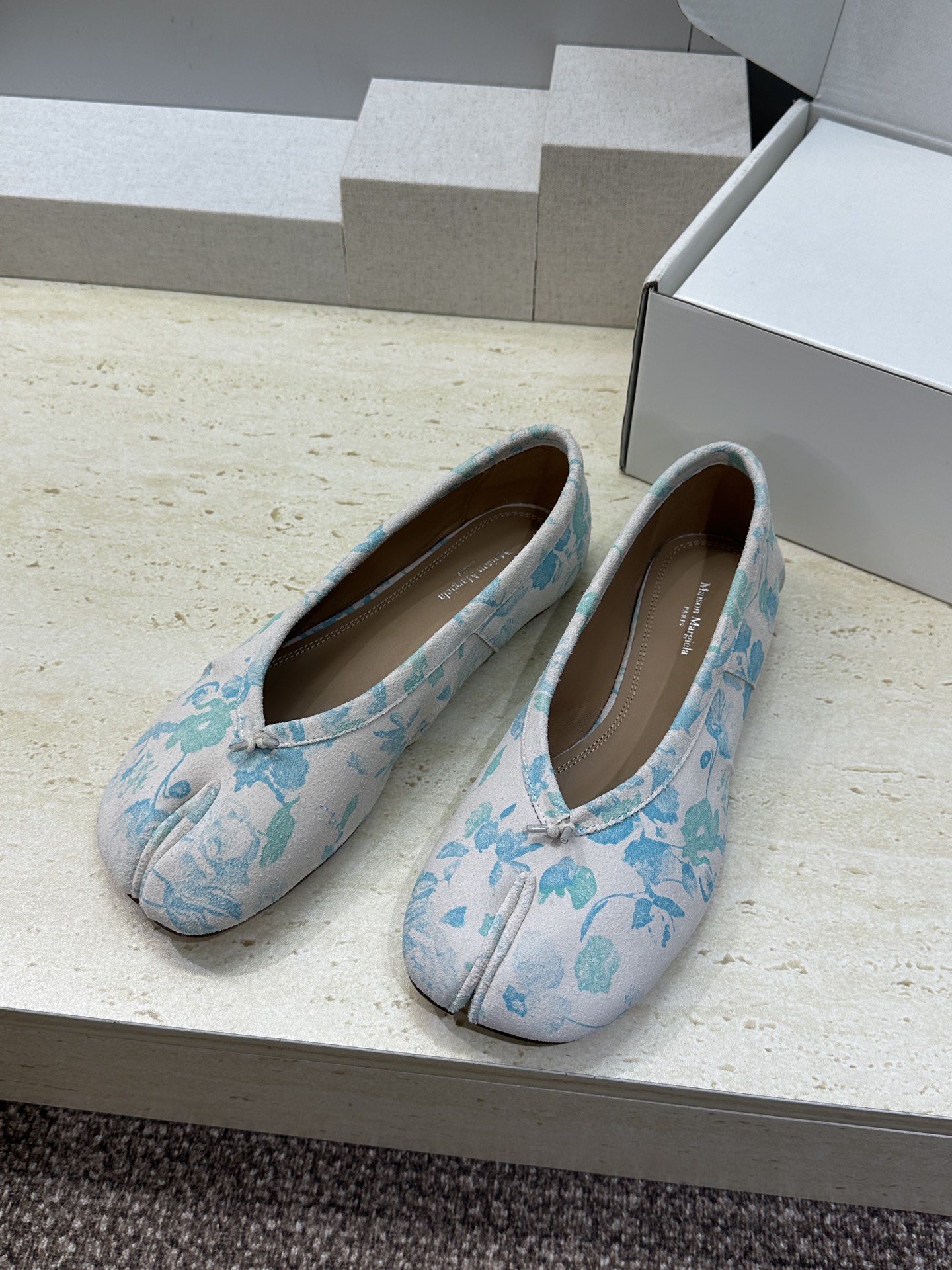 Maison Margiela 马吉拉 2026春夏新款中国风青花图案平底玛丽珍娃娃女鞋 MM6字母lo