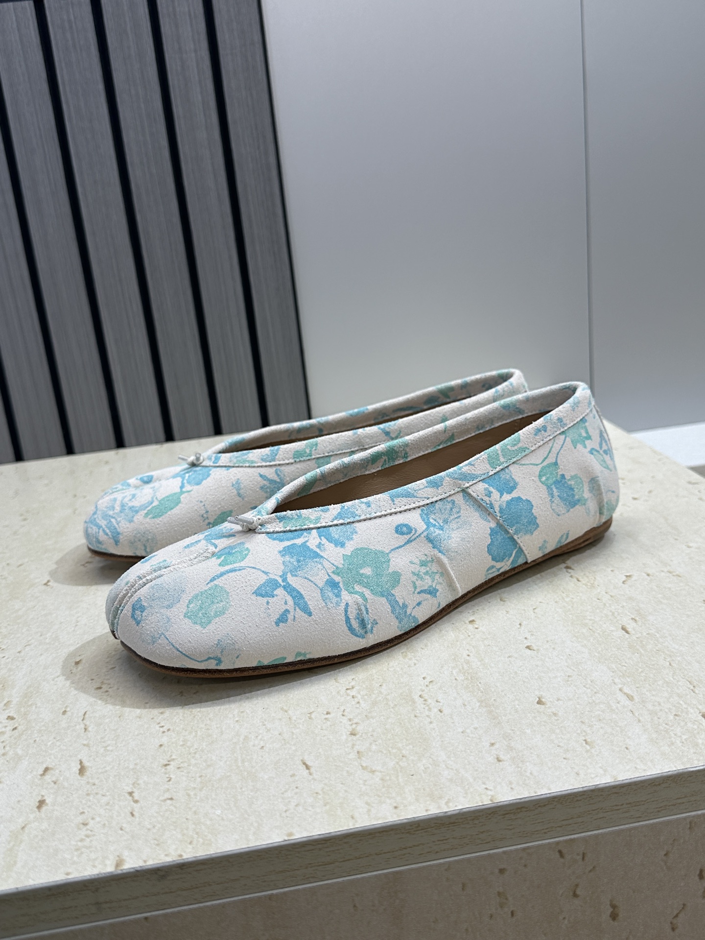 Maison Margiela 马吉拉 2026春夏新款中国风青花图案平底玛丽珍娃娃女鞋 MM6字母lo