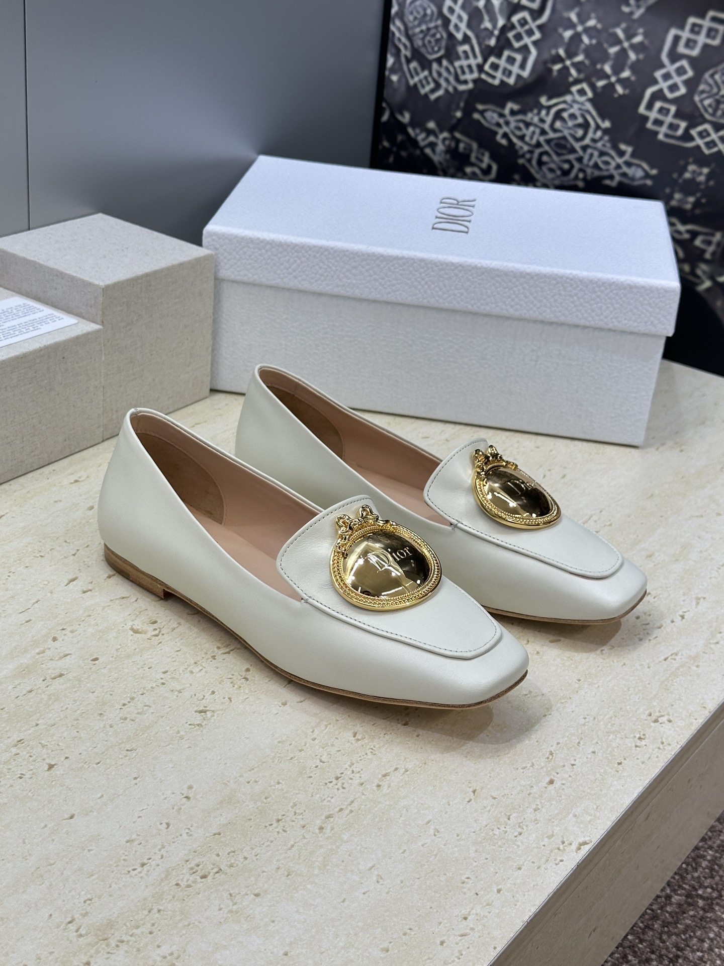 NO:869868,Dior Dior 2026 spring and summer new model Medallion flat square toe Mary Jane ballet doll women's shoes CD letter logo hardware buckle fashion color matching casual loafers material upper imported calfskin + water-dyed sheepskin lining + Italian leather outsole Size: 34-43 (34.40.41.42.43 customization is not returnable), loafers, dior, dior, loafers, mary  jane,cowhide,sheepskin,Leather soles19860909Dior 迪奥2026春夏新款 Medallion平底方头玛丽珍芭蕾舞娃娃女鞋 CD字母logo五金扣时尚拼色休闲乐福单鞋 材质鞋面进口小牛皮+水染羊皮内里+意大利真皮大底 Size: 34-43（34.40.41.42.43定制不退换）,乐福鞋,dior,dior,loafers,mary jane,cowhide,sheepskin,Leather soles,Women's Shoes