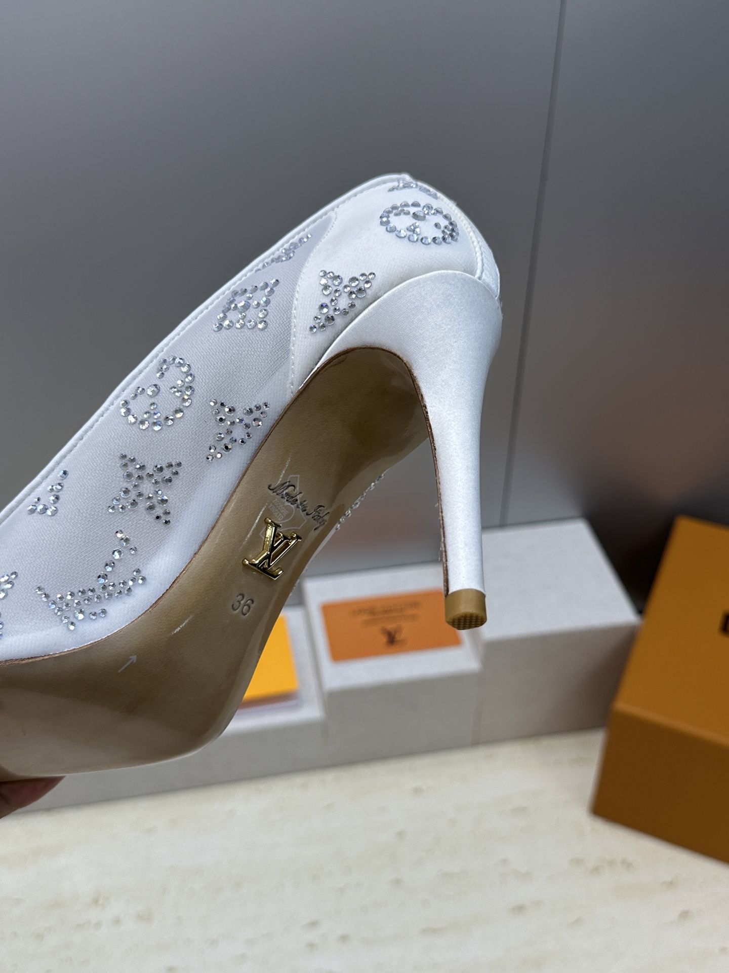 Louis Vuitton 2026早春新款高跟水钻女鞋 LV 字母logo烫钻细跟尖头拼色单鞋 材质：