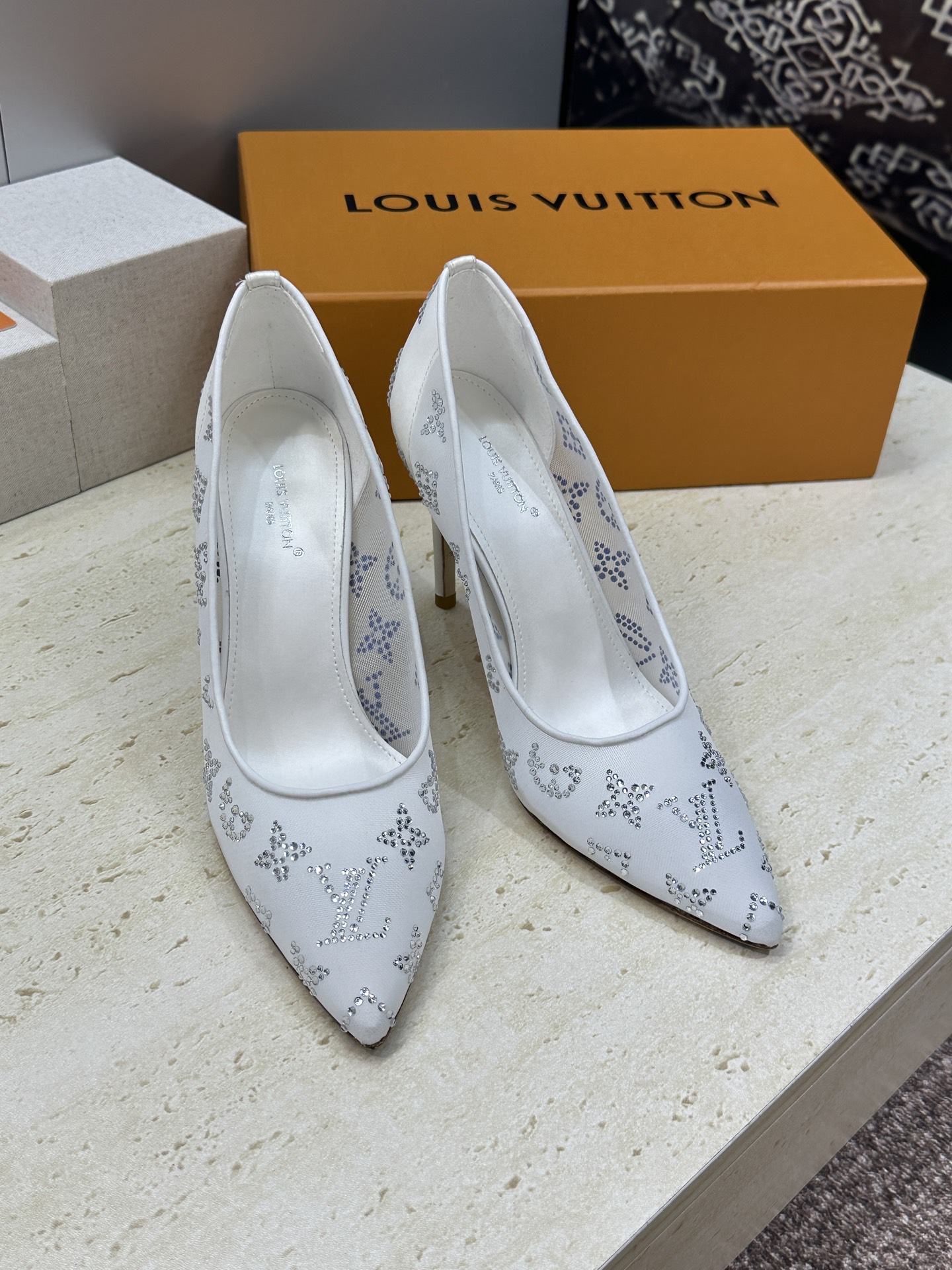 Louis Vuitton 2026早春新款高跟水钻女鞋 LV 字母logo烫钻细跟尖头拼色单鞋 材质：