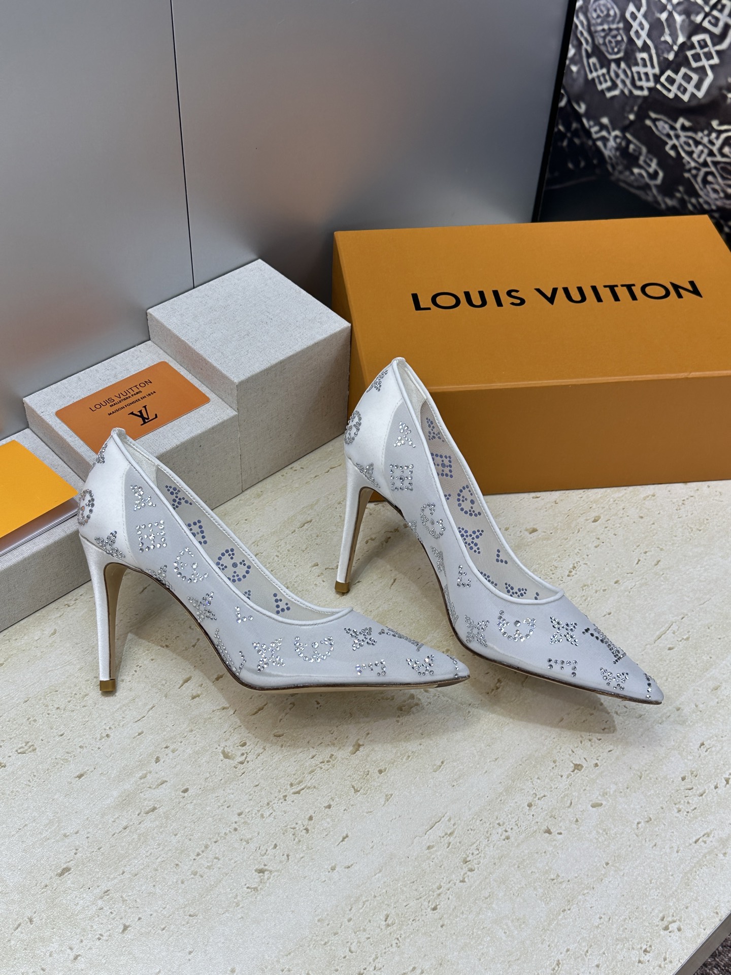 Louis Vuitton 2026早春新款高跟水钻女鞋 LV 字母logo烫钻细跟尖头拼色单鞋 材质：