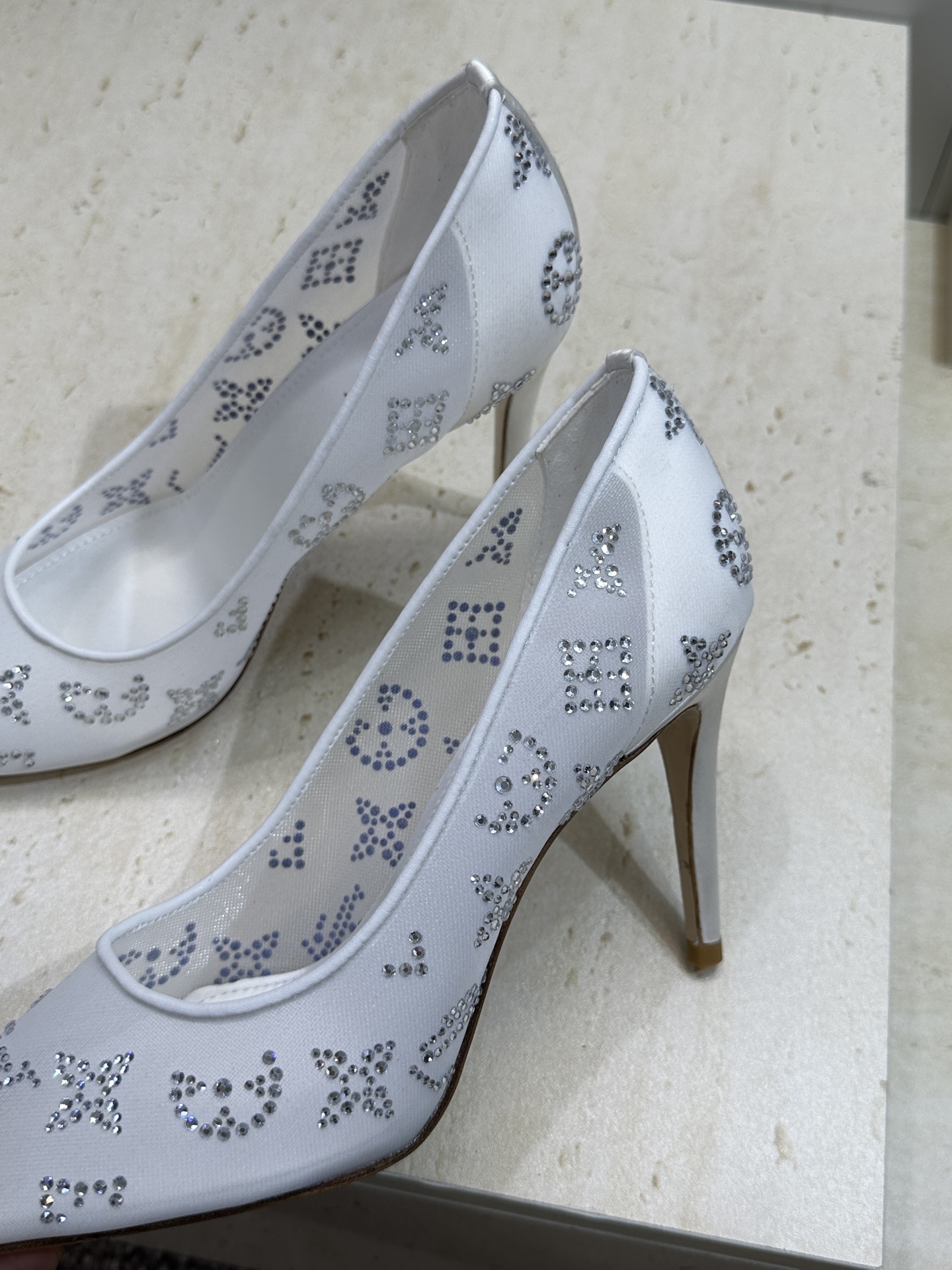 Louis Vuitton 2026早春新款高跟水钻女鞋 LV 字母logo烫钻细跟尖头拼色单鞋 材质：