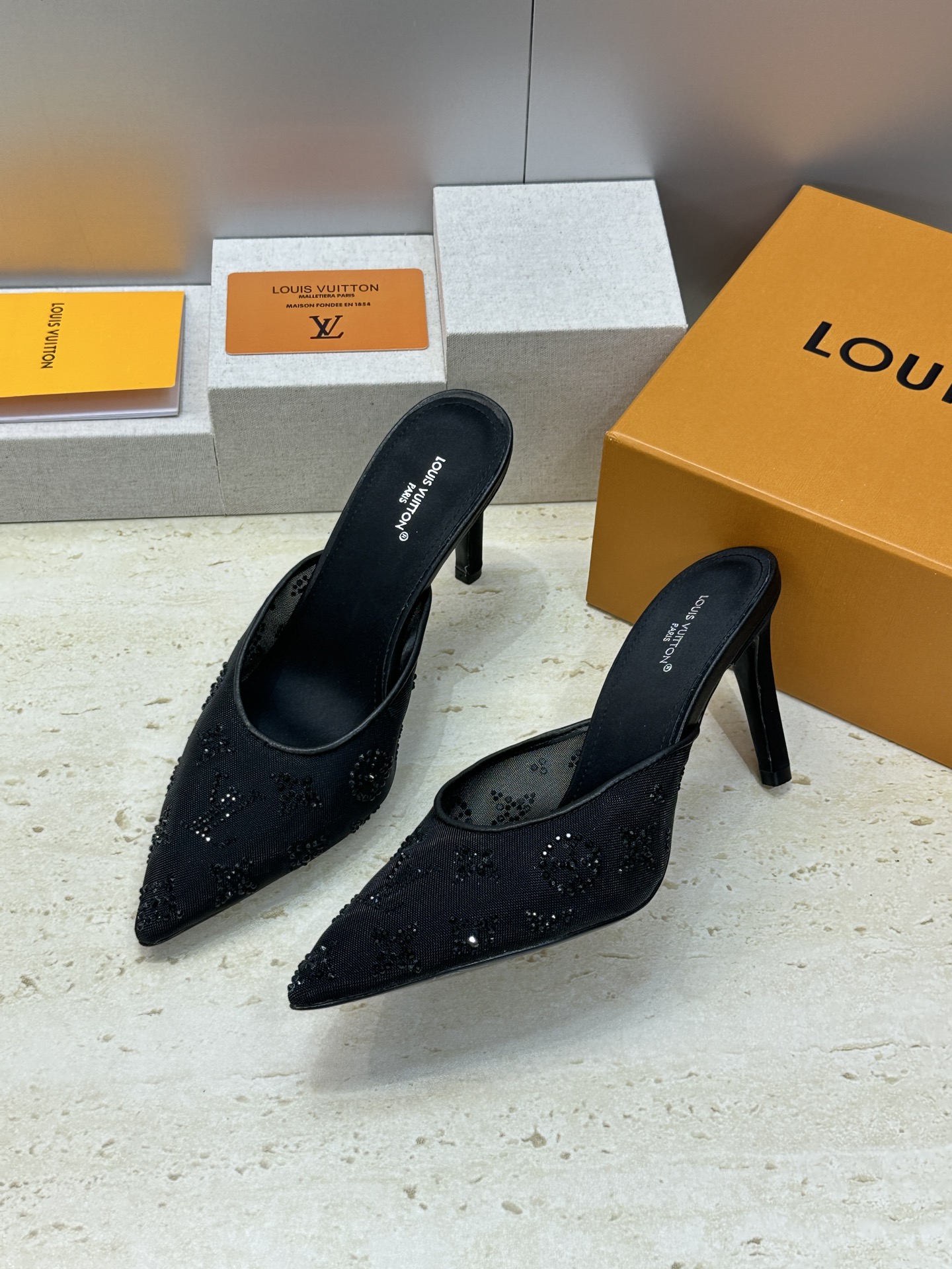 Louis Vuitton 2026早春新款高跟水钻女鞋 LV 字母logo烫钻细跟尖头拼色穆勒凉拖鞋材