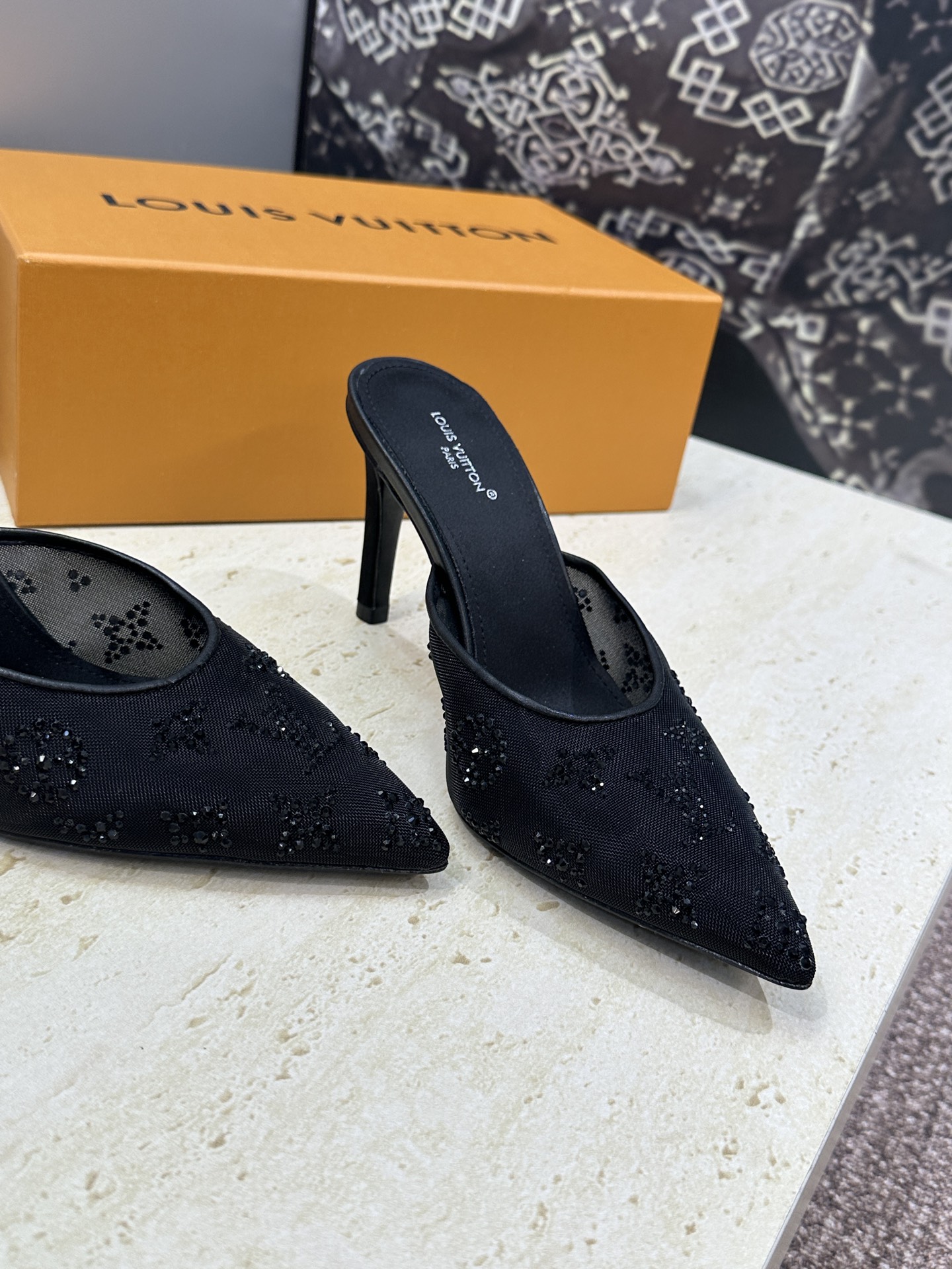 Louis Vuitton 2026早春新款高跟水钻女鞋 LV 字母logo烫钻细跟尖头拼色穆勒凉拖鞋材