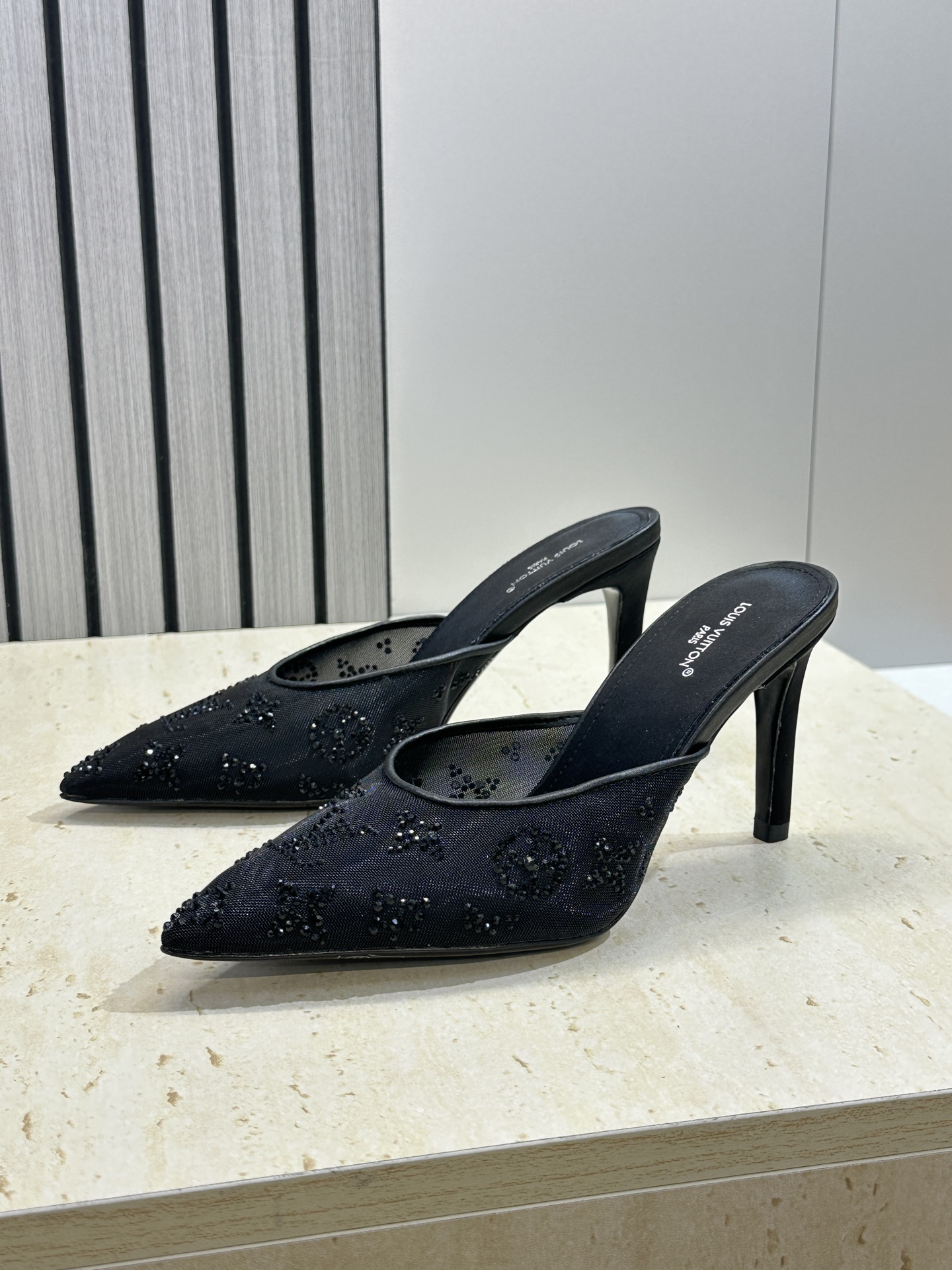 Louis Vuitton 2026早春新款高跟水钻女鞋 LV 字母logo烫钻细跟尖头拼色穆勒凉拖鞋材