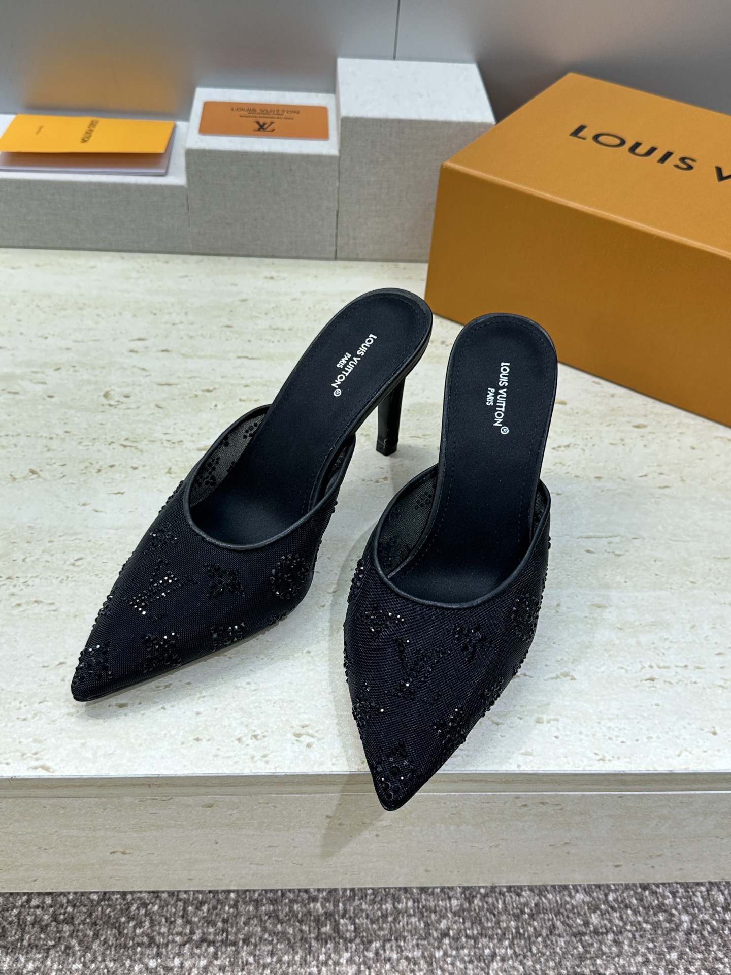 Louis Vuitton 2026早春新款高跟水钻女鞋 LV 字母logo烫钻细跟尖头拼色穆勒凉拖鞋材