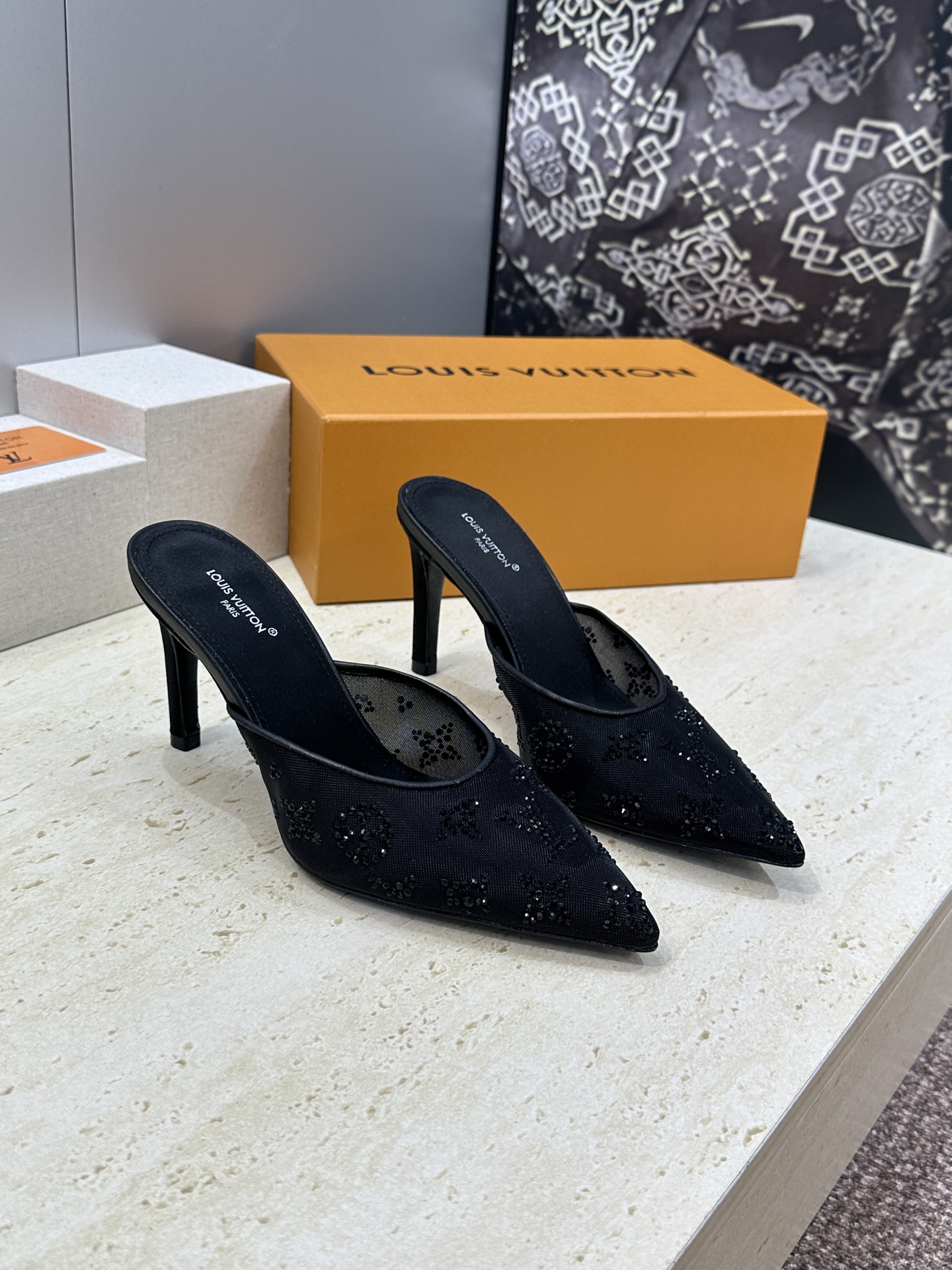 Louis Vuitton 2026早春新款高跟水钻女鞋 LV 字母logo烫钻细跟尖头拼色穆勒凉拖鞋材