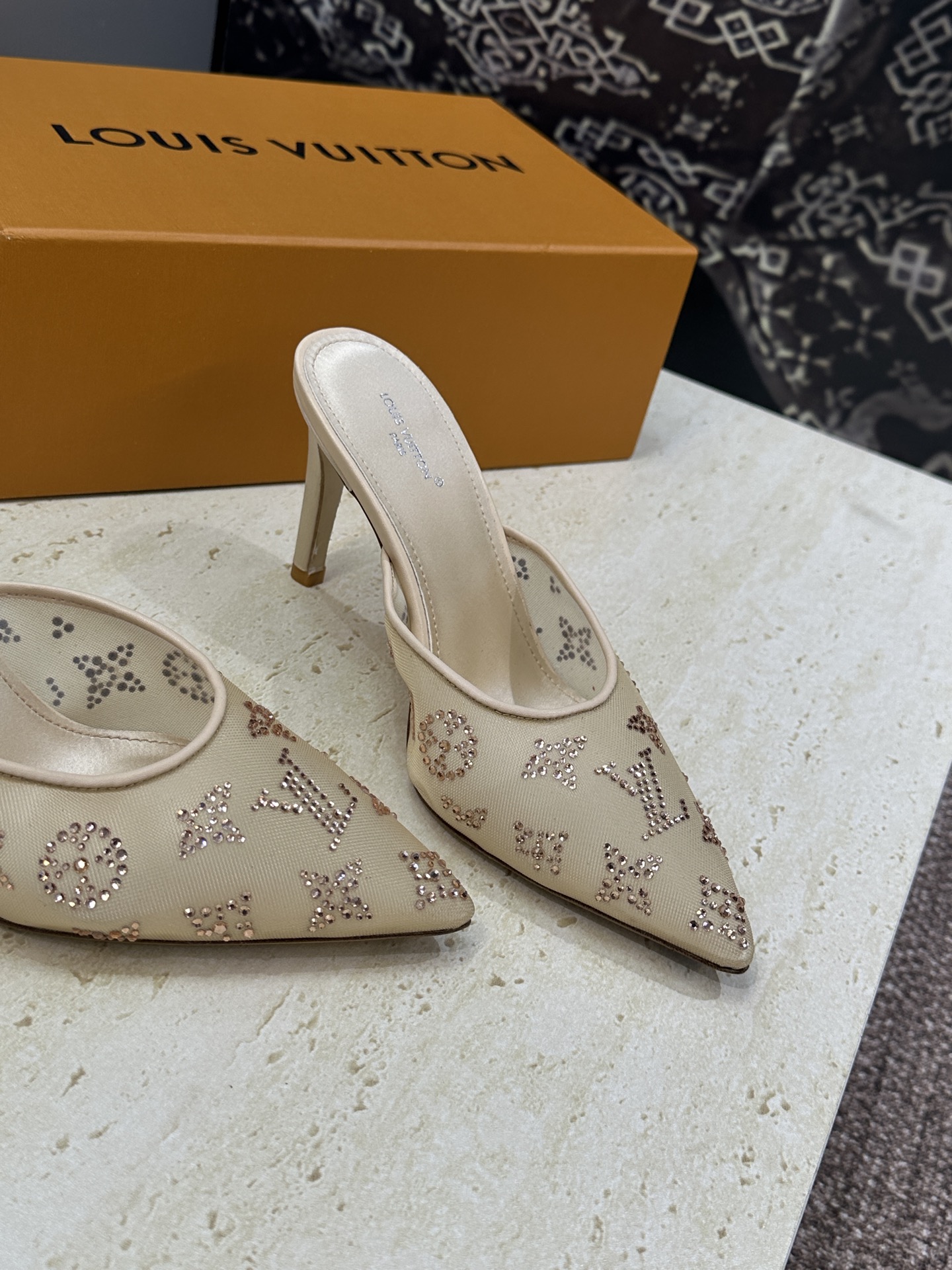 Louis Vuitton 2026早春新款高跟水钻女鞋 LV 字母logo烫钻细跟尖头拼色穆勒凉拖鞋材