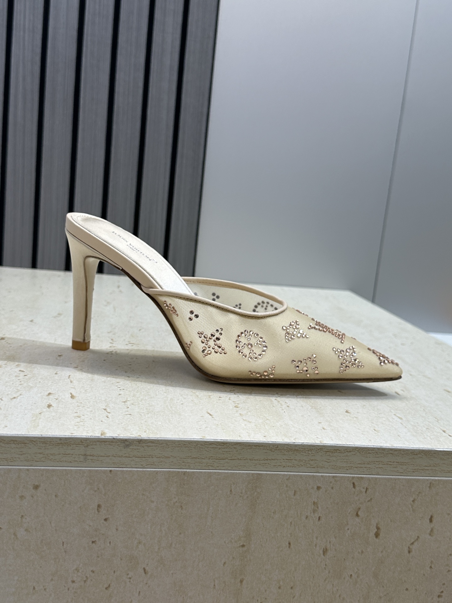Louis Vuitton 2026早春新款高跟水钻女鞋 LV 字母logo烫钻细跟尖头拼色穆勒凉拖鞋材