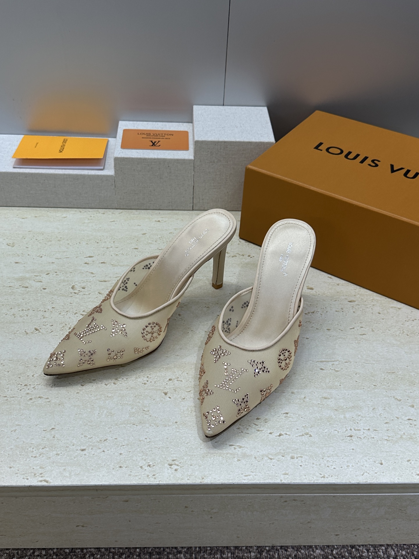 Louis Vuitton 2026早春新款高跟水钻女鞋 LV 字母logo烫钻细跟尖头拼色穆勒凉拖鞋材