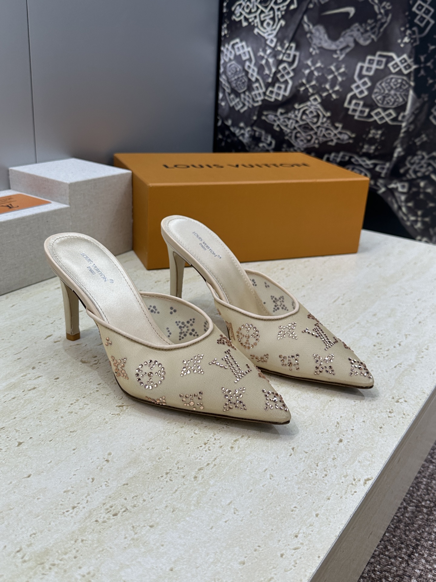 Louis Vuitton 2026早春新款高跟水钻女鞋 LV 字母logo烫钻细跟尖头拼色穆勒凉拖鞋材