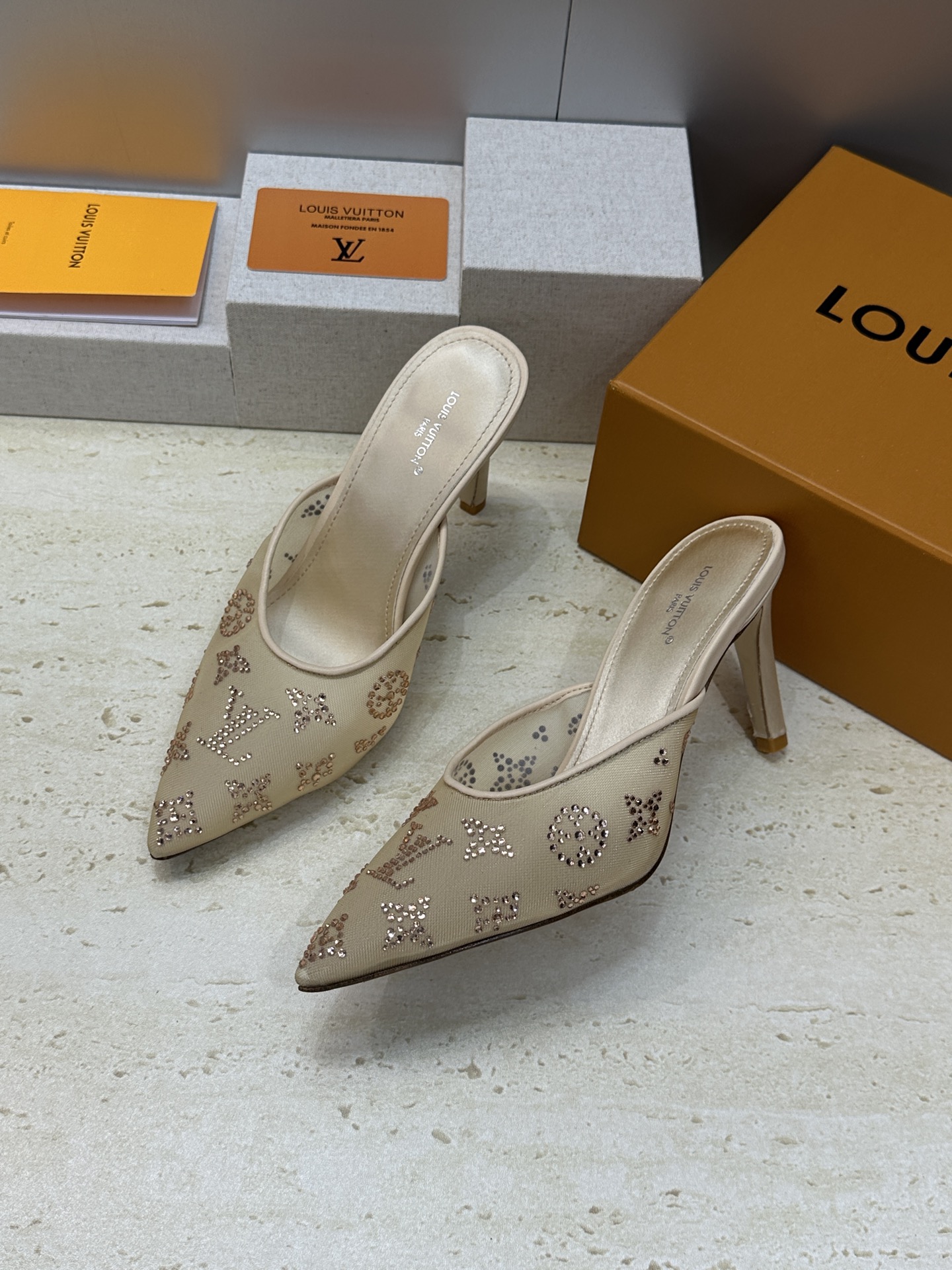 Louis Vuitton 2026早春新款高跟水钻女鞋 LV 字母logo烫钻细跟尖头拼色穆勒凉拖鞋材