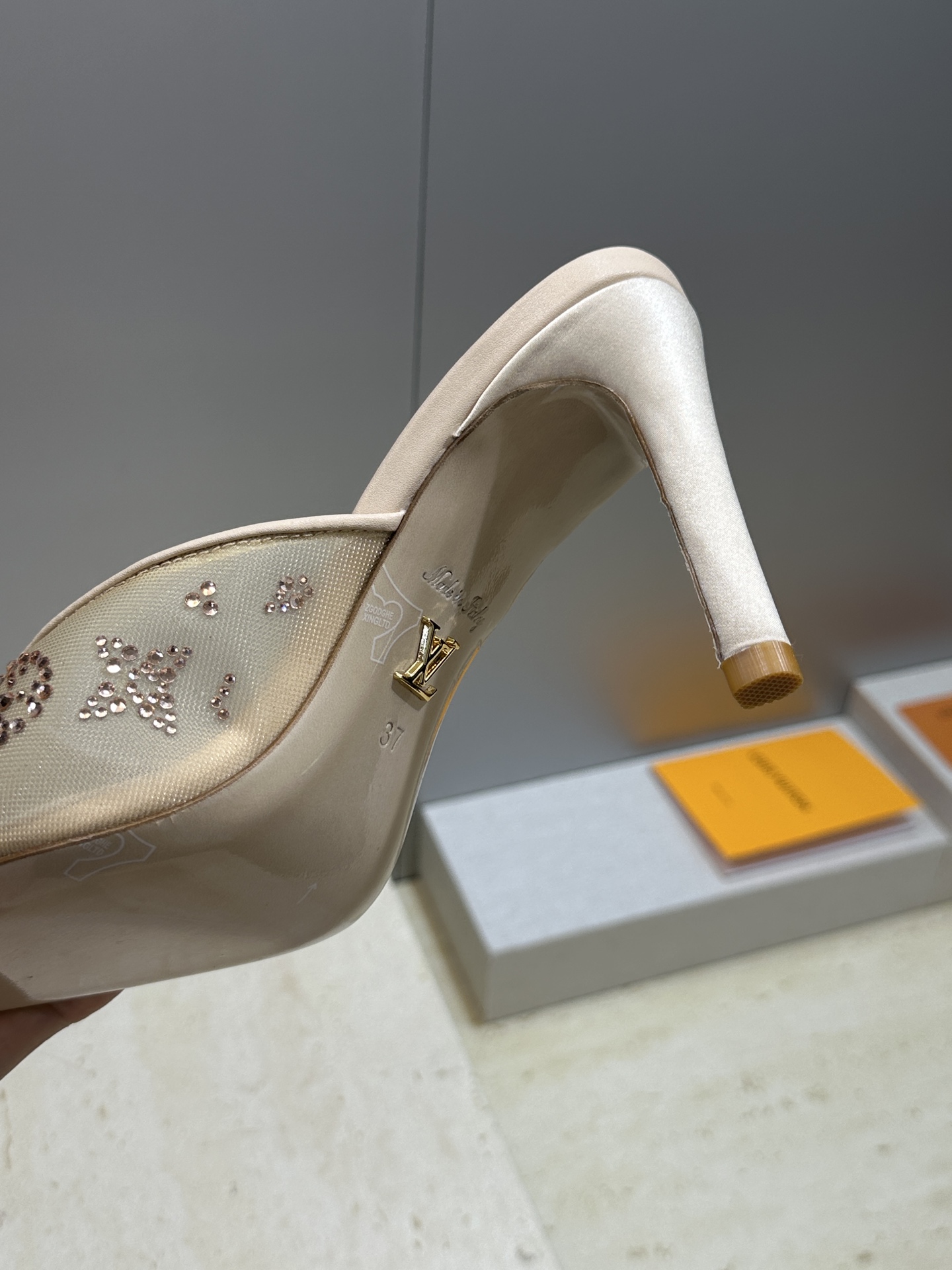 Louis Vuitton 2026早春新款高跟水钻女鞋 LV 字母logo烫钻细跟尖头拼色穆勒凉拖鞋材