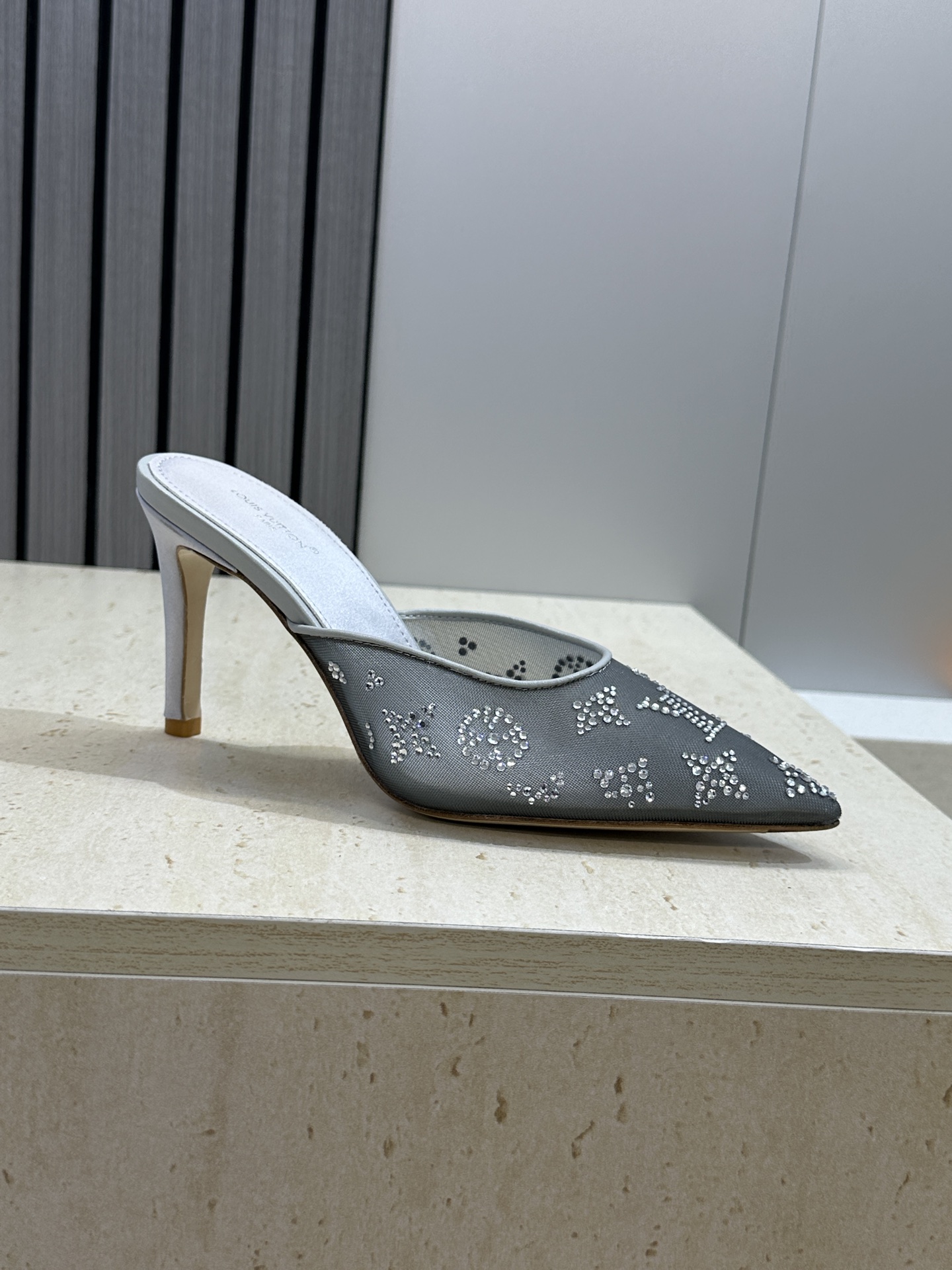 Louis Vuitton 2026早春新款高跟水钻女鞋 LV 字母logo烫钻细跟尖头拼色穆勒凉拖鞋材