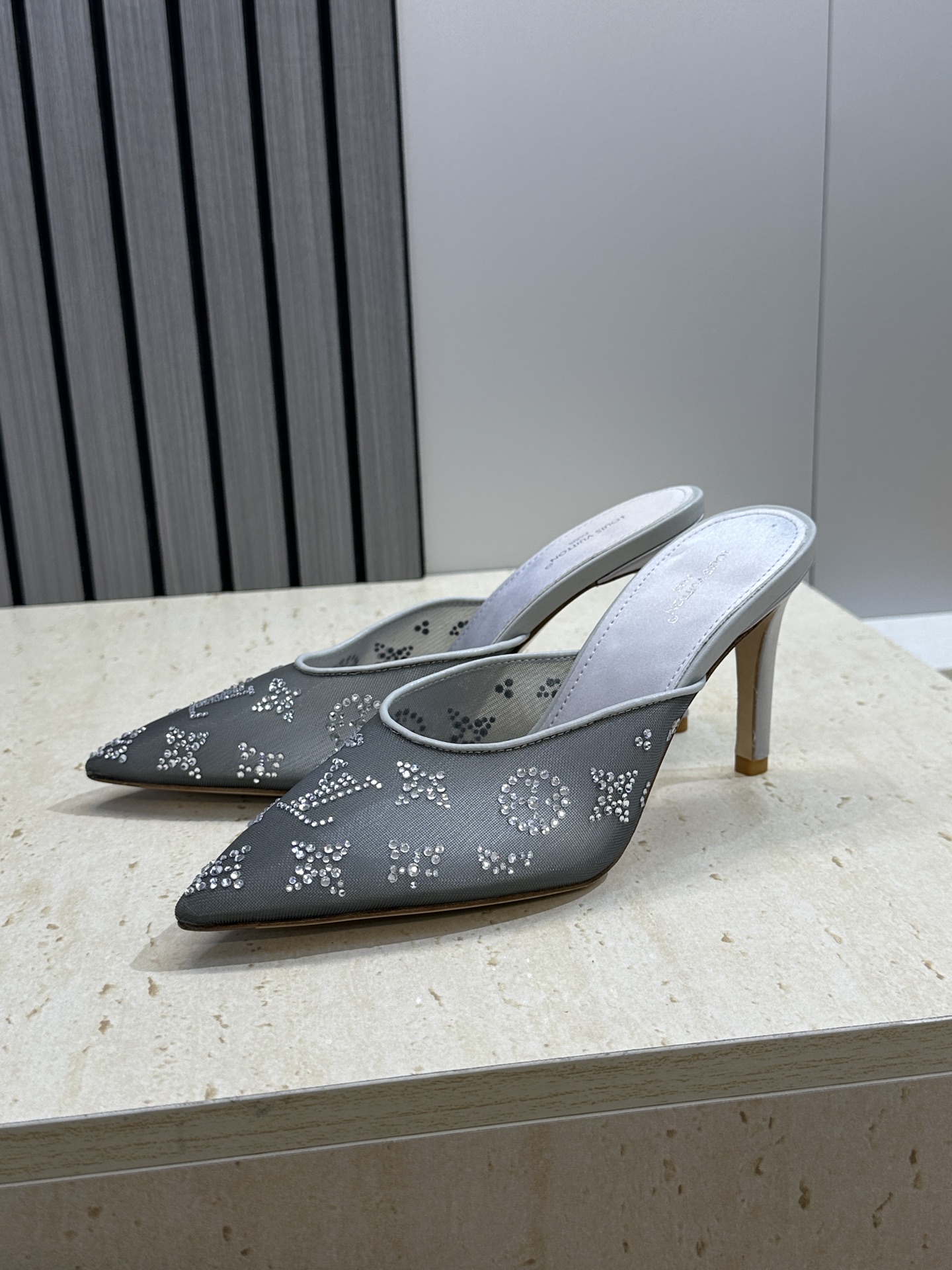 Louis Vuitton 2026早春新款高跟水钻女鞋 LV 字母logo烫钻细跟尖头拼色穆勒凉拖鞋材