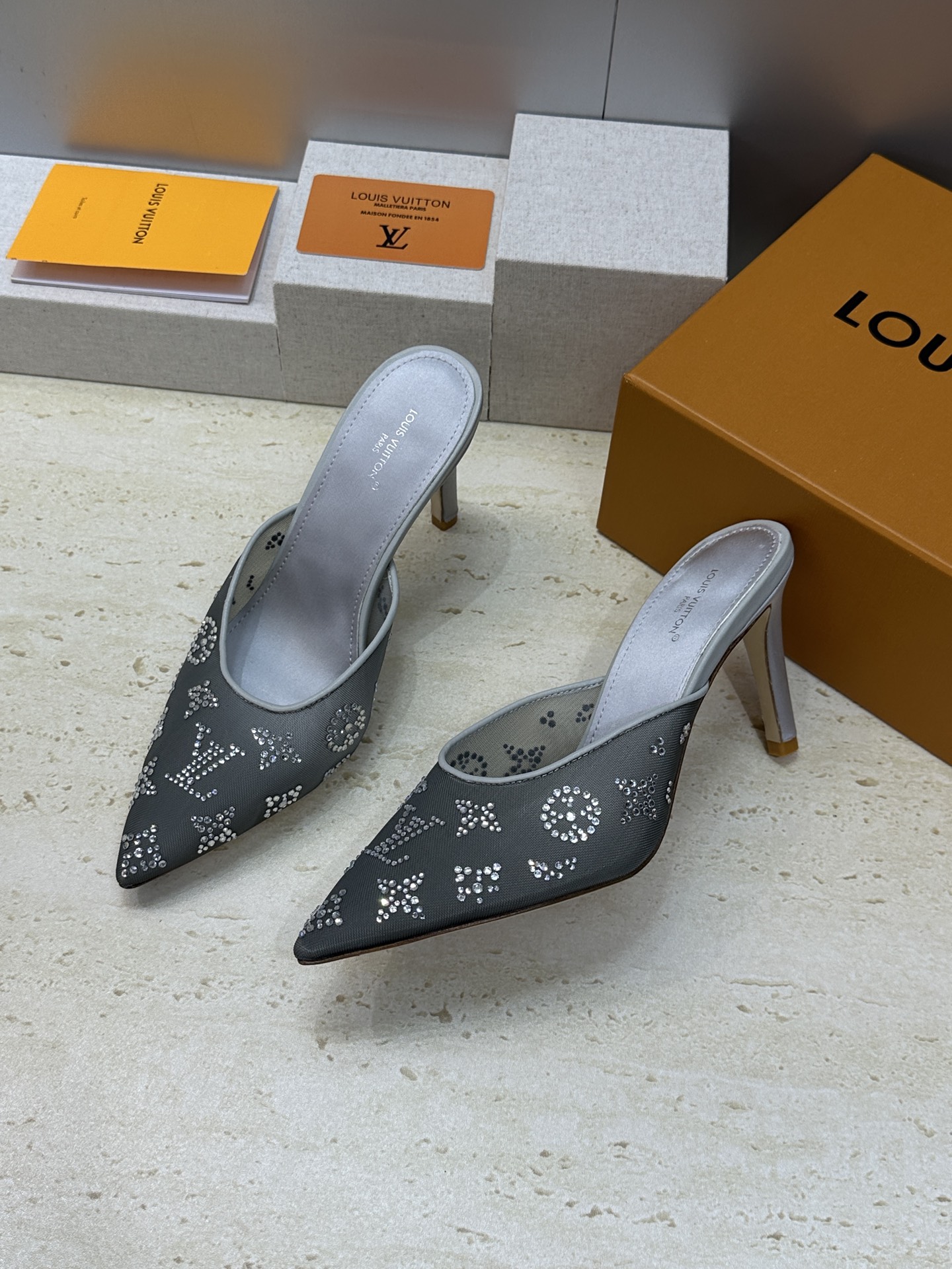 Louis Vuitton 2026早春新款高跟水钻女鞋 LV 字母logo烫钻细跟尖头拼色穆勒凉拖鞋材