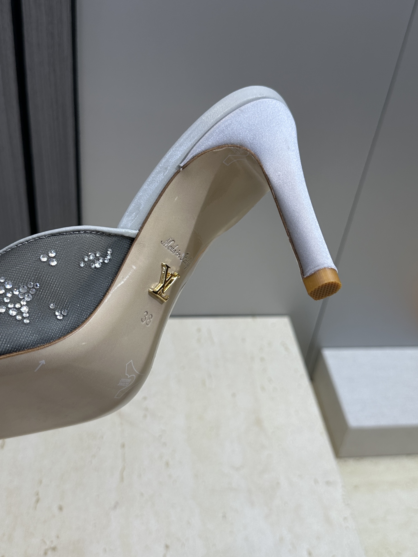 Louis Vuitton 2026早春新款高跟水钻女鞋 LV 字母logo烫钻细跟尖头拼色穆勒凉拖鞋材
