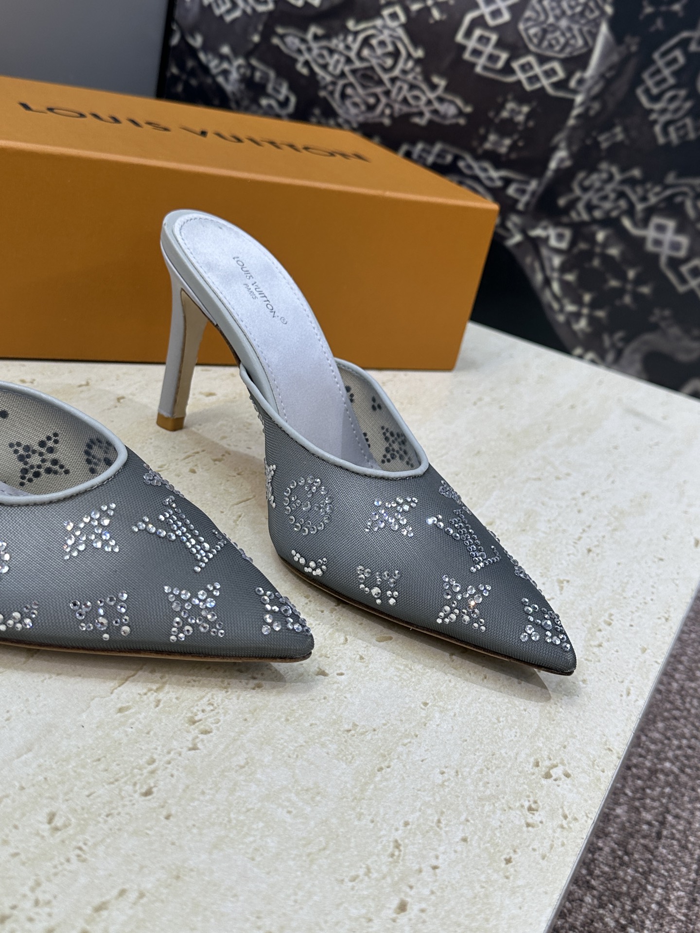 Louis Vuitton 2026早春新款高跟水钻女鞋 LV 字母logo烫钻细跟尖头拼色穆勒凉拖鞋材