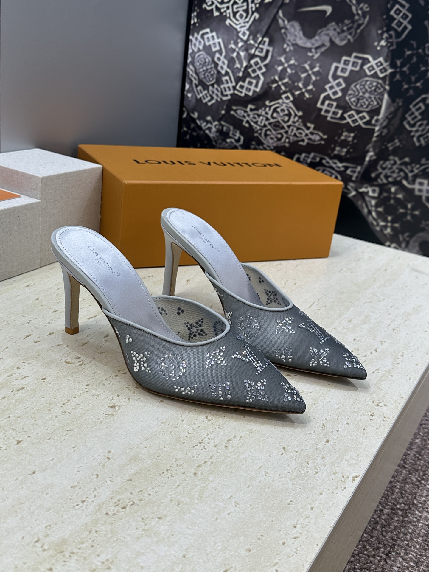 Louis Vuitton 2026早春新款高跟水钻女鞋 LV 字母logo烫钻细跟尖头拼色穆勒凉拖鞋材