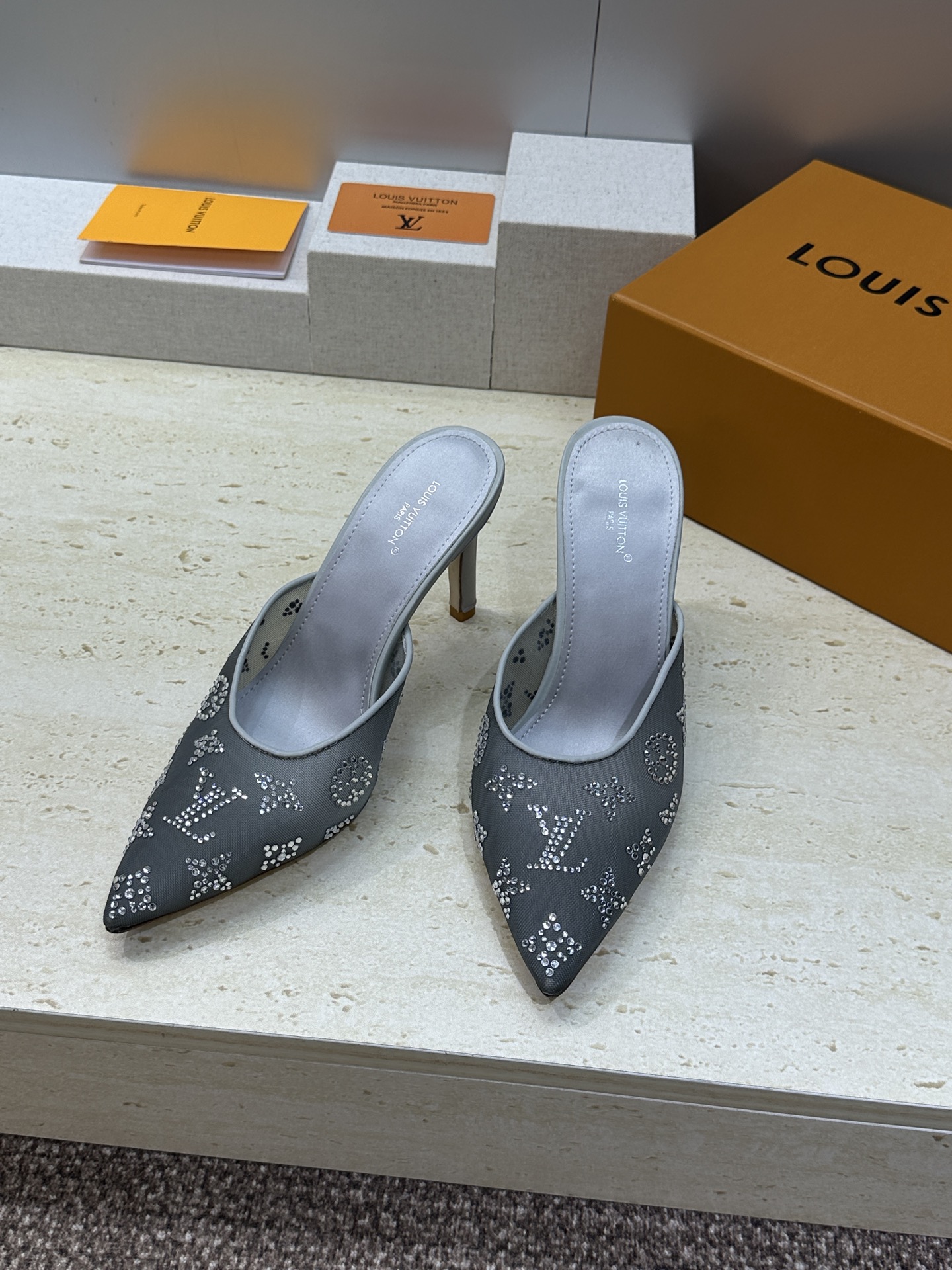 Louis Vuitton 2026早春新款高跟水钻女鞋 LV 字母logo烫钻细跟尖头拼色穆勒凉拖鞋材