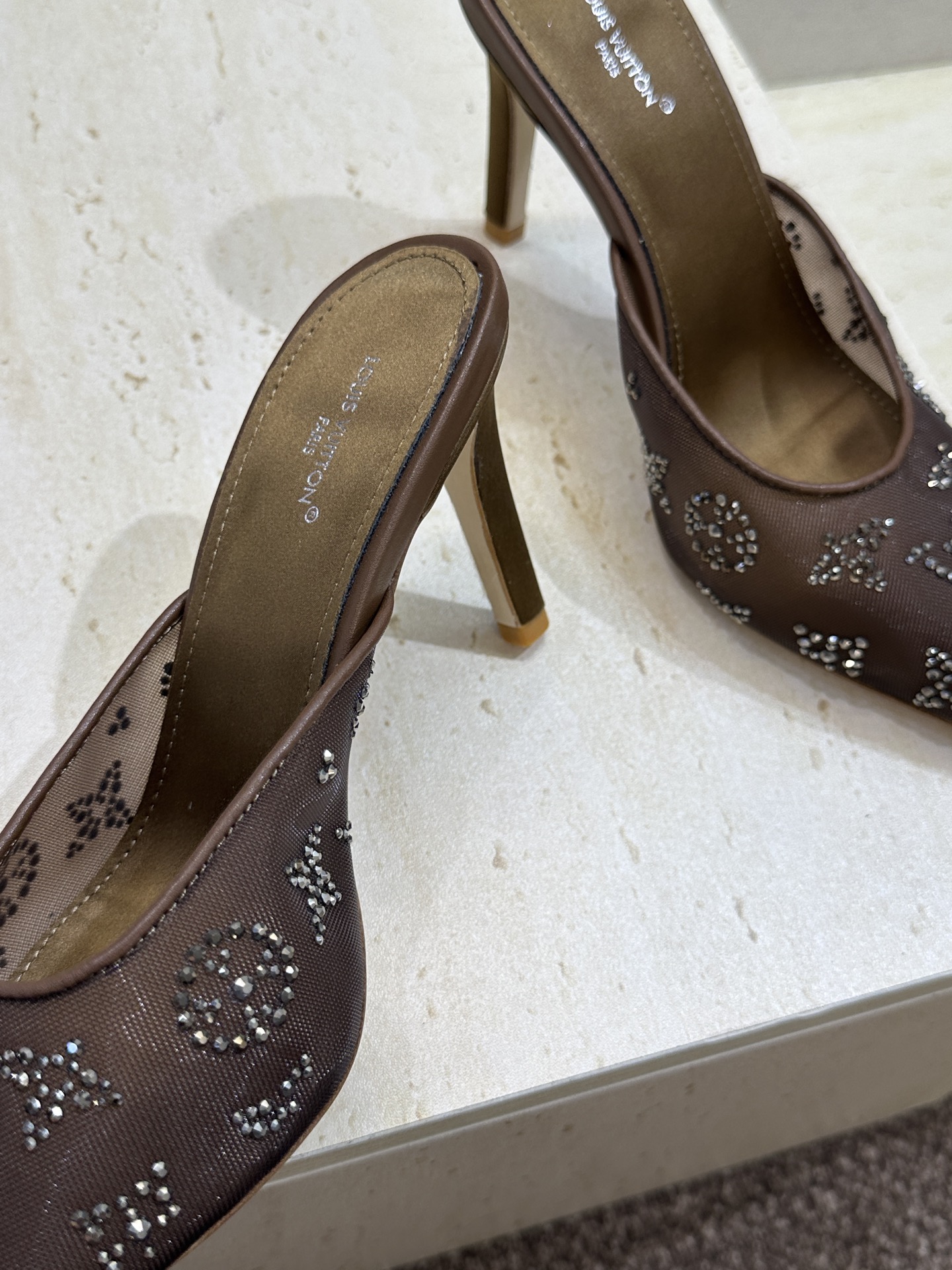 Louis Vuitton 2026早春新款高跟水钻女鞋 LV 字母logo烫钻细跟尖头拼色穆勒凉拖鞋材