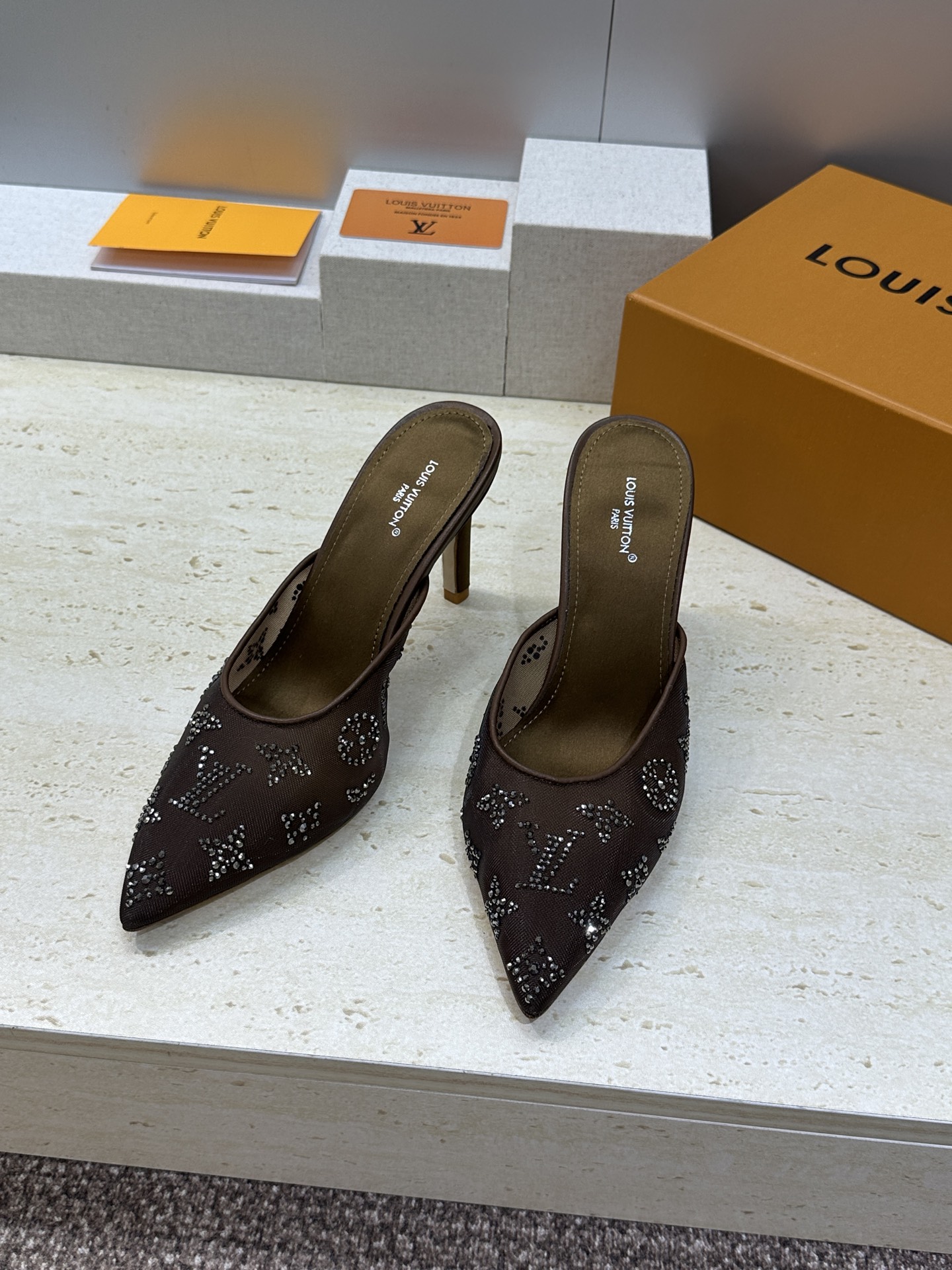 Louis Vuitton 2026早春新款高跟水钻女鞋 LV 字母logo烫钻细跟尖头拼色穆勒凉拖鞋材