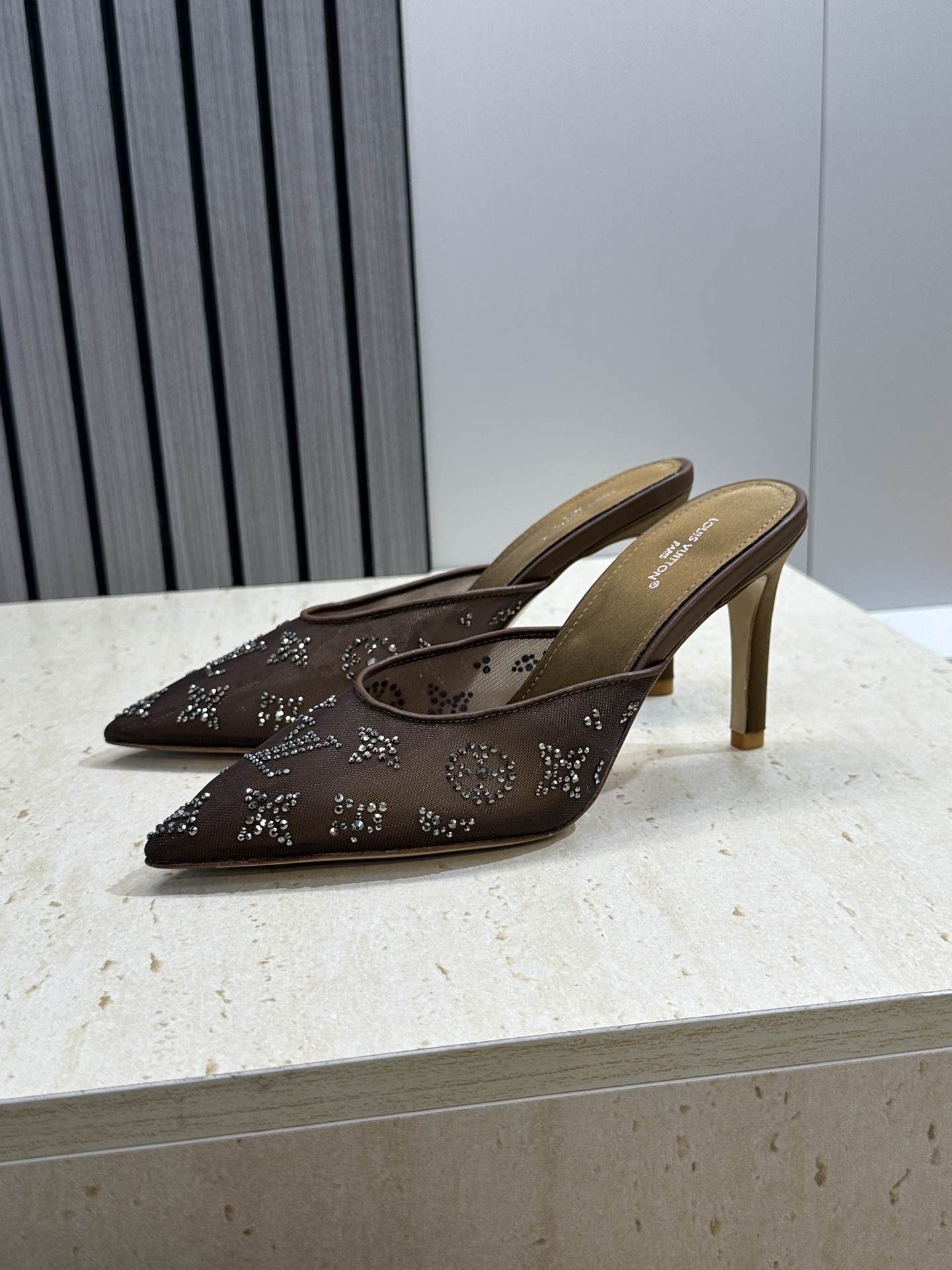 Louis Vuitton 2026早春新款高跟水钻女鞋 LV 字母logo烫钻细跟尖头拼色穆勒凉拖鞋材