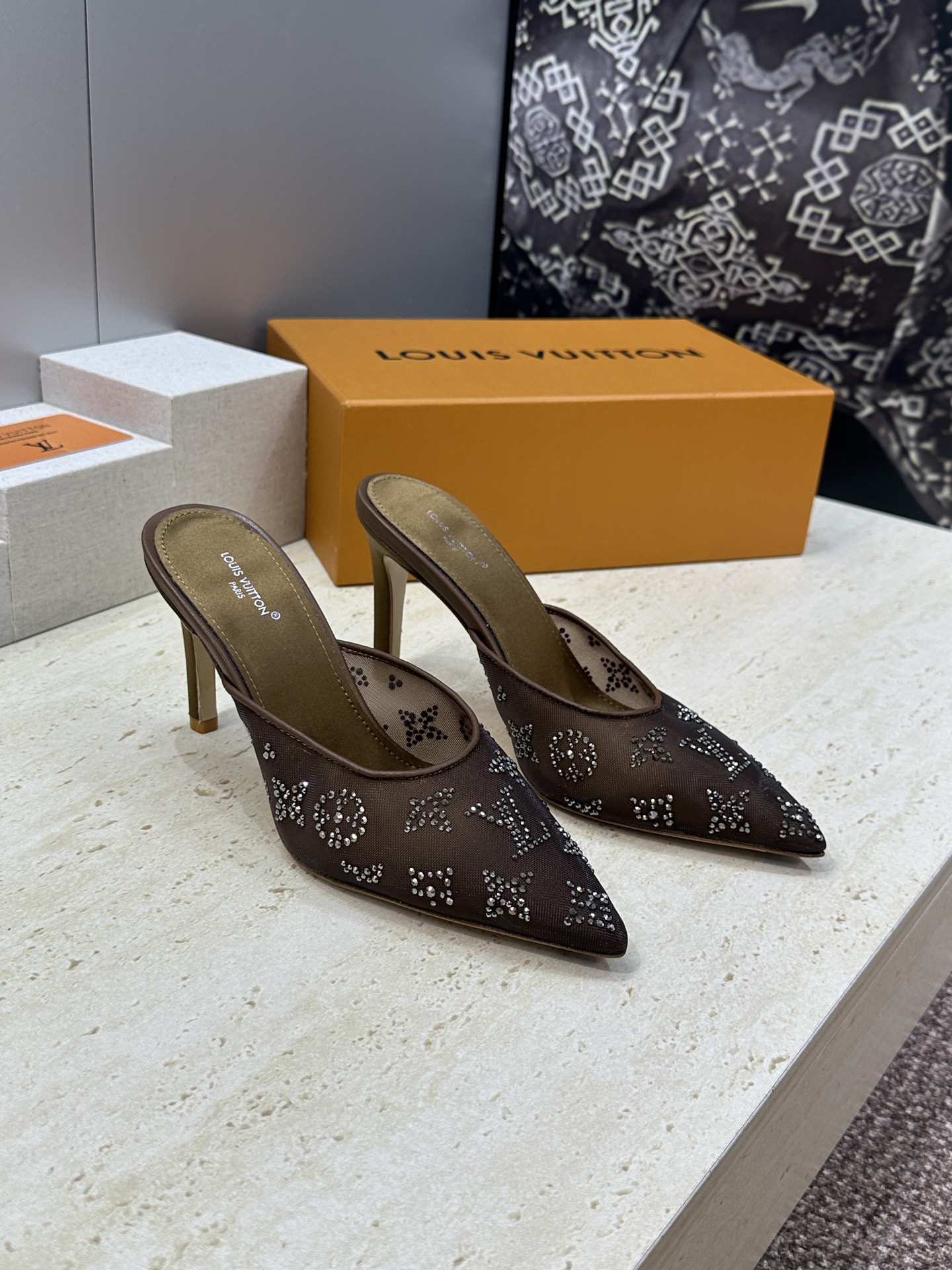 Louis Vuitton 2026早春新款高跟水钻女鞋 LV 字母logo烫钻细跟尖头拼色穆勒凉拖鞋材