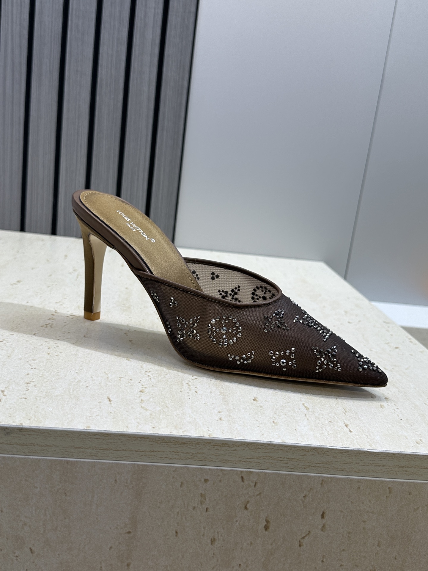 Louis Vuitton 2026早春新款高跟水钻女鞋 LV 字母logo烫钻细跟尖头拼色穆勒凉拖鞋材