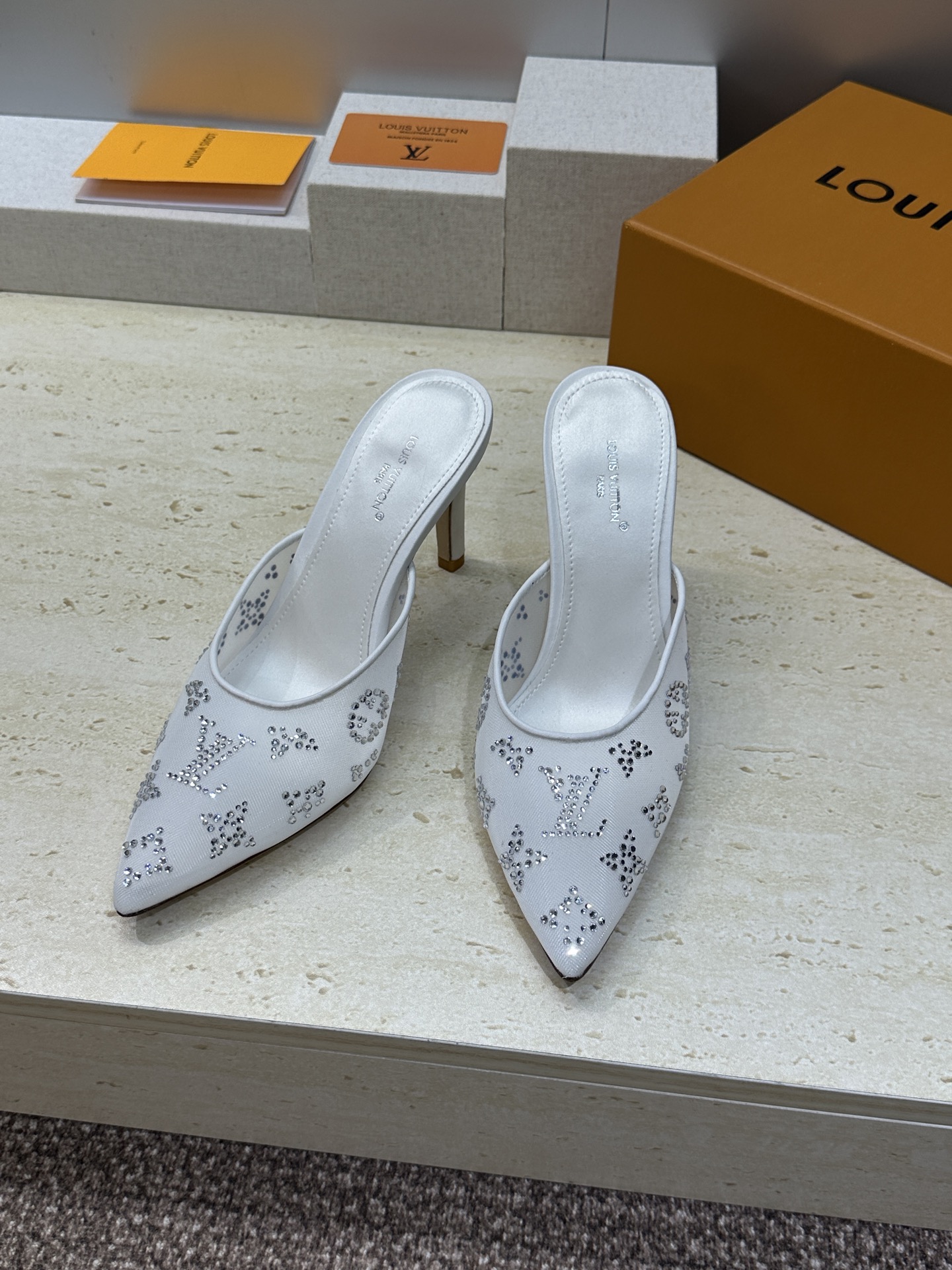 Louis Vuitton 2026早春新款高跟水钻女鞋 LV 字母logo烫钻细跟尖头拼色穆勒凉拖鞋材