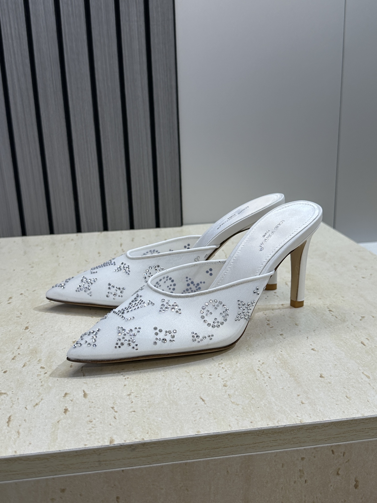 Louis Vuitton 2026早春新款高跟水钻女鞋 LV 字母logo烫钻细跟尖头拼色穆勒凉拖鞋材