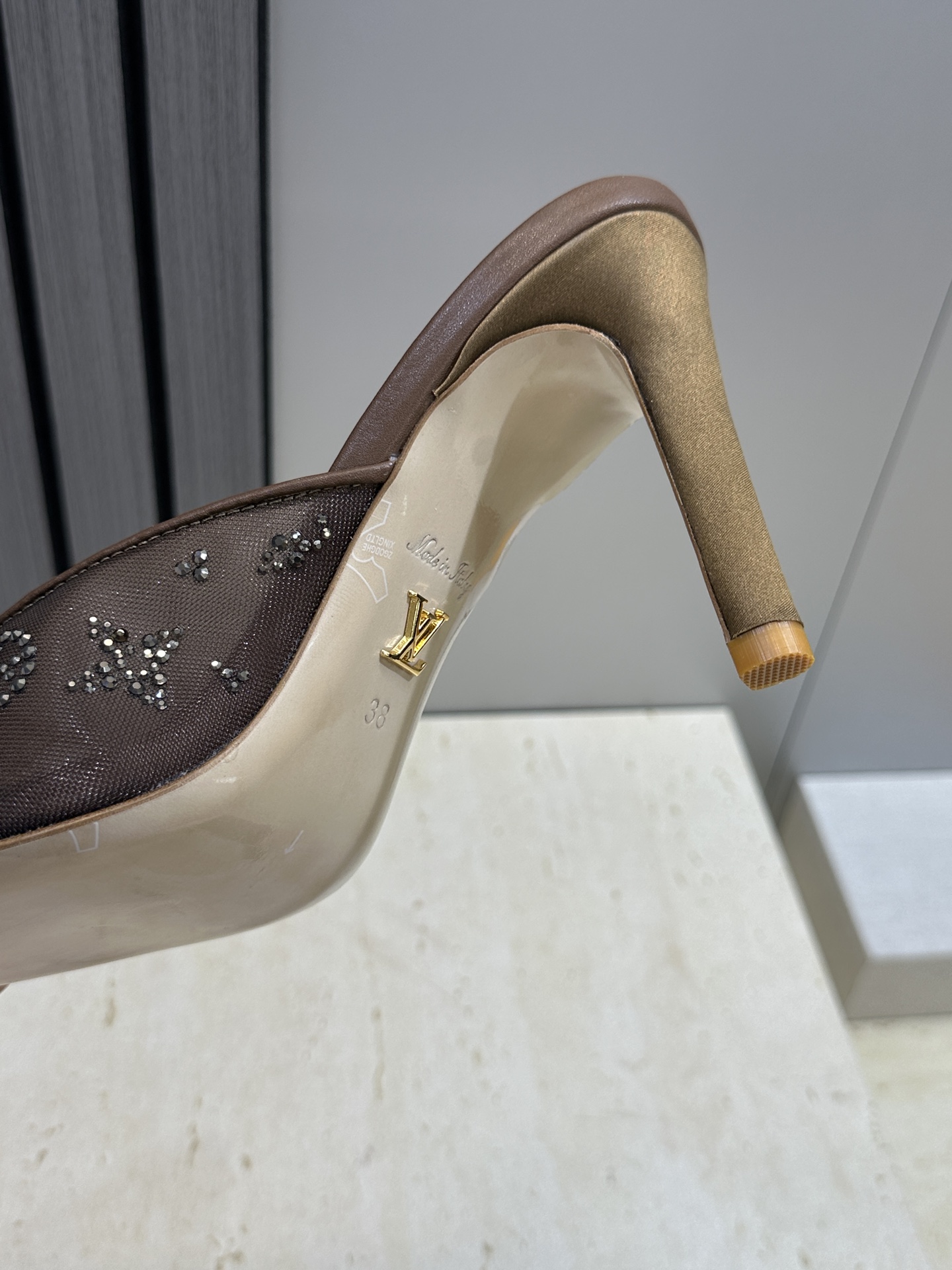 Louis Vuitton 2026早春新款高跟水钻女鞋 LV 字母logo烫钻细跟尖头拼色穆勒凉拖鞋材