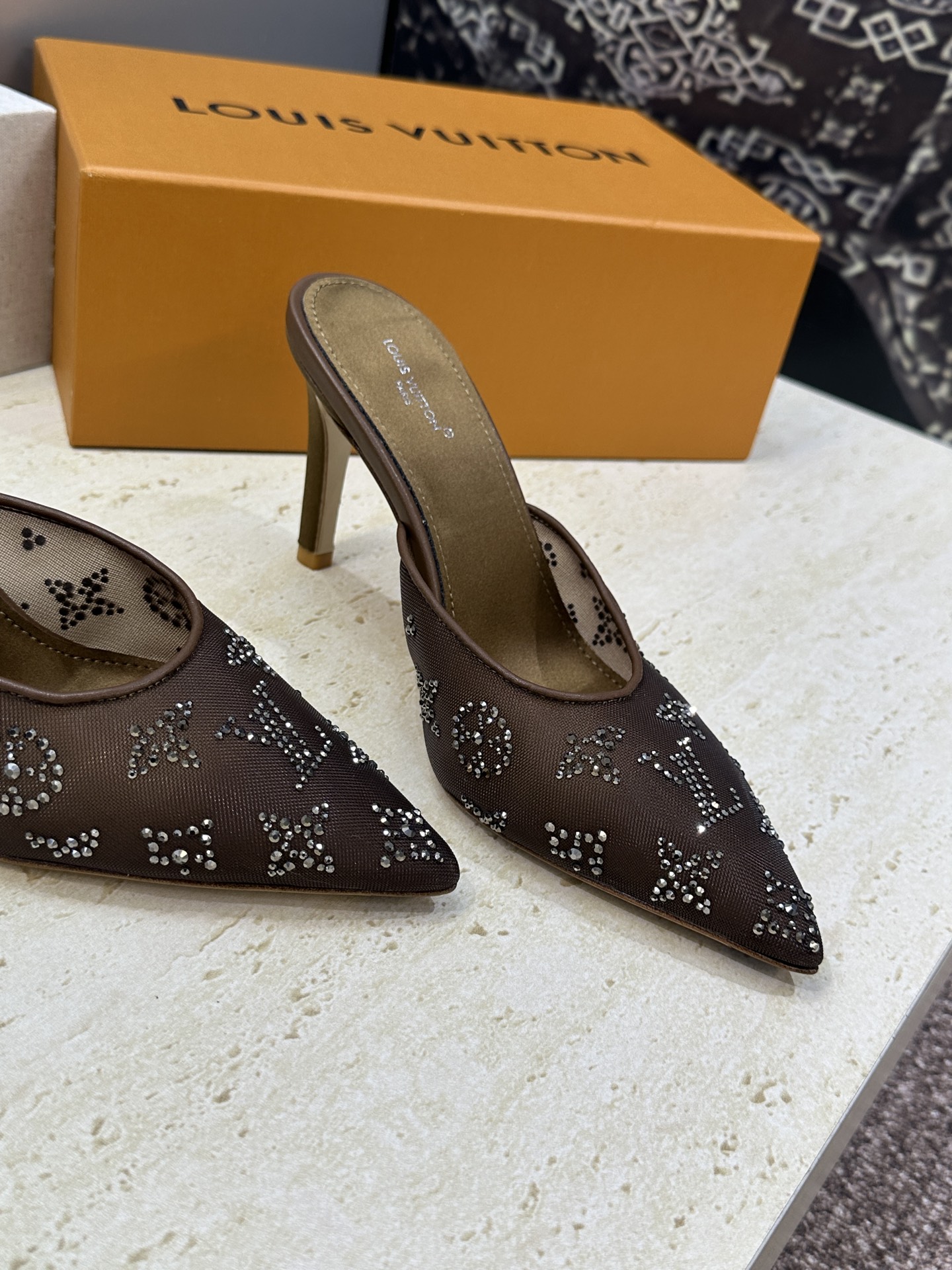 Louis Vuitton 2026早春新款高跟水钻女鞋 LV 字母logo烫钻细跟尖头拼色穆勒凉拖鞋材