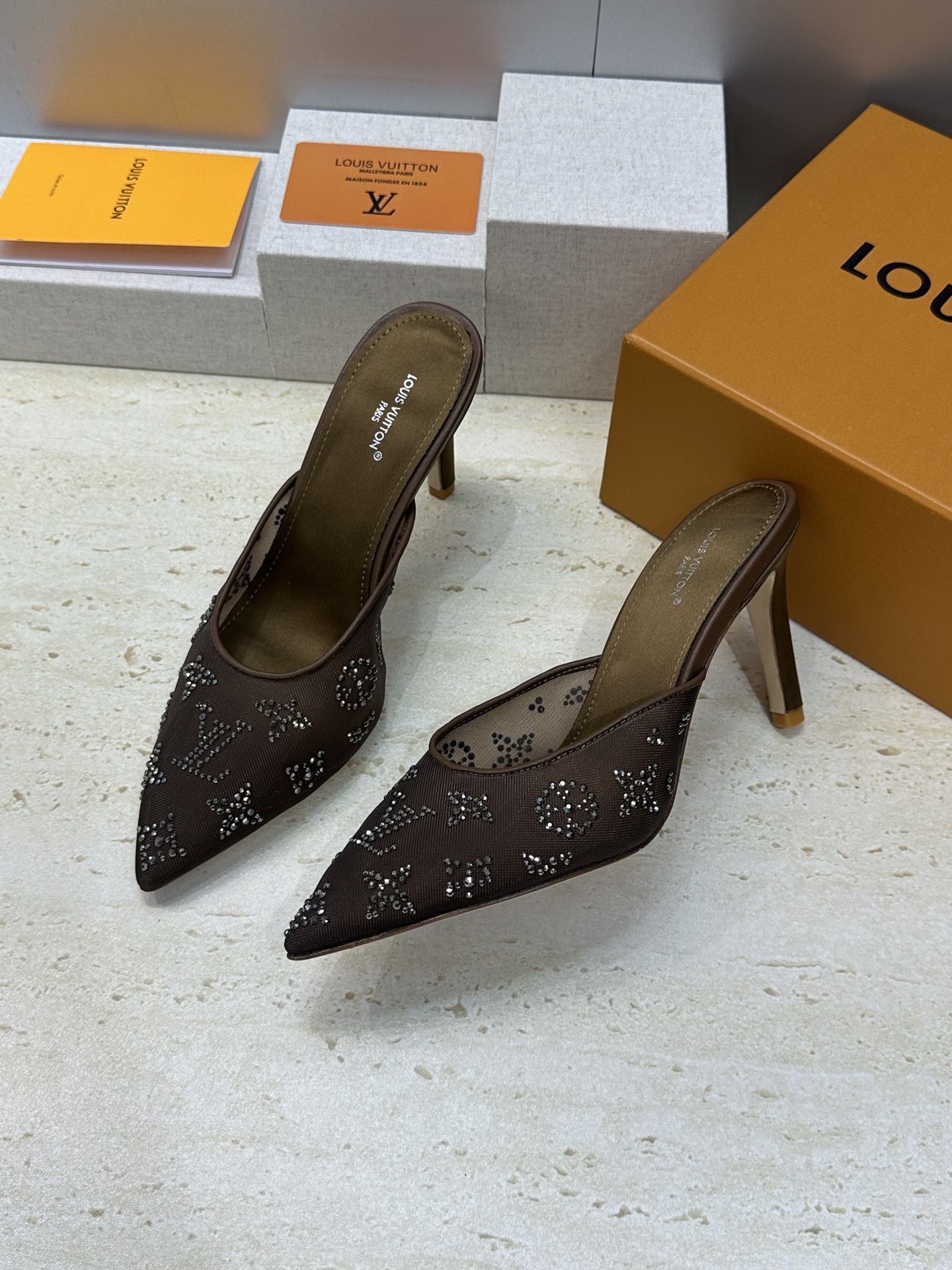 Louis Vuitton 2026早春新款高跟水钻女鞋 LV 字母logo烫钻细跟尖头拼色穆勒凉拖鞋材